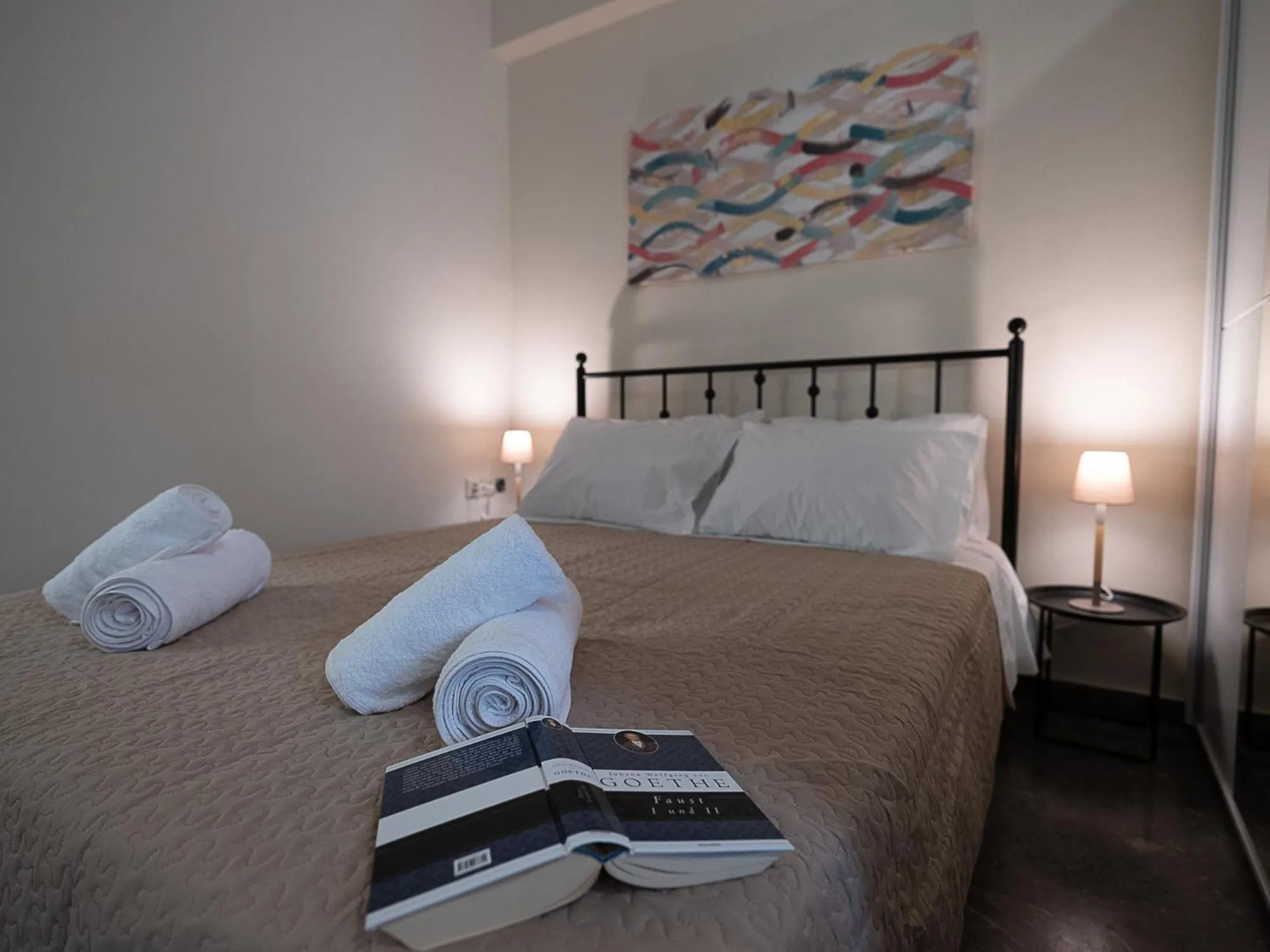 Bed in Luxury Apts Heraklion Center