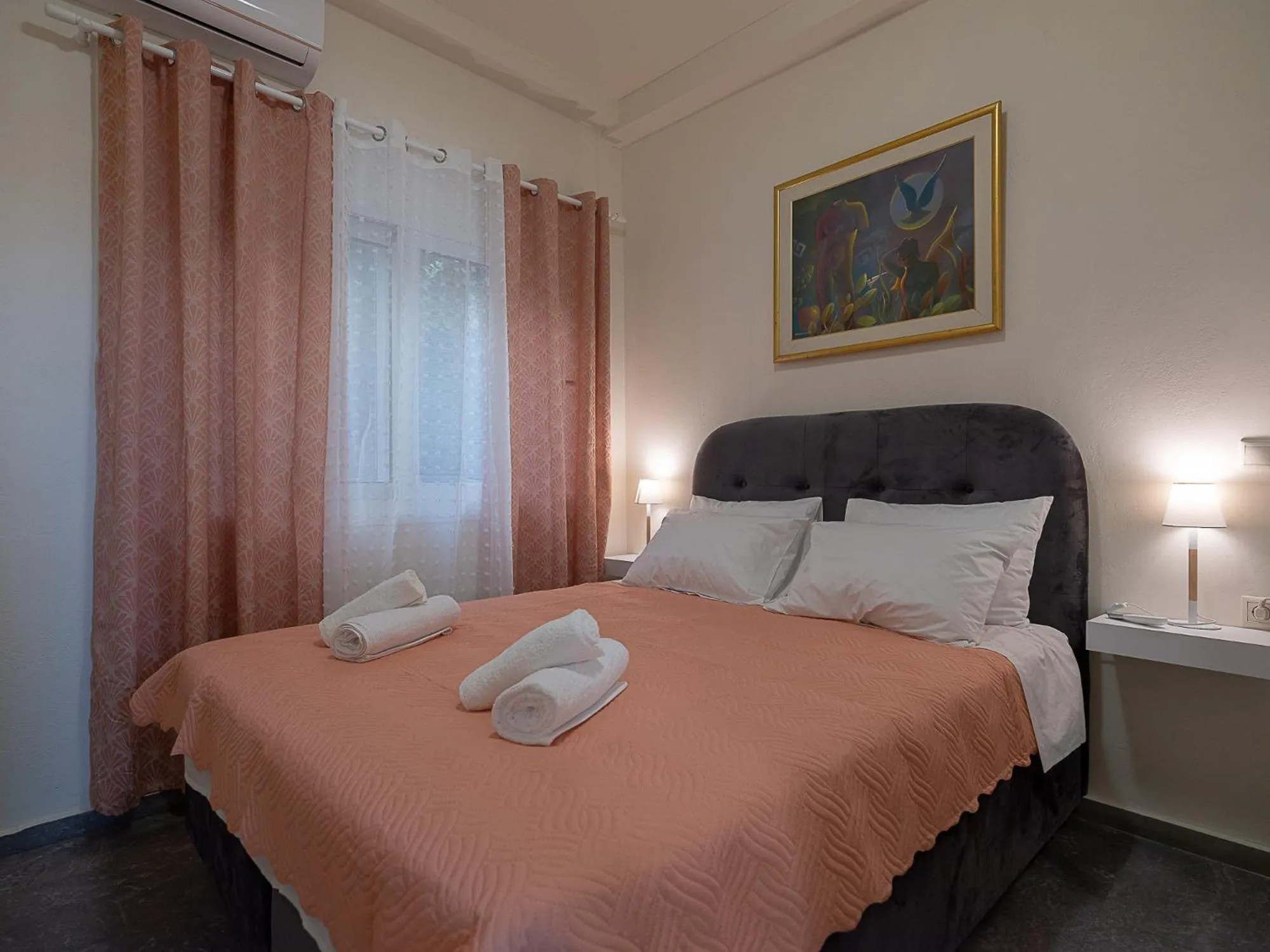 Bed in Luxury Apts Heraklion Center