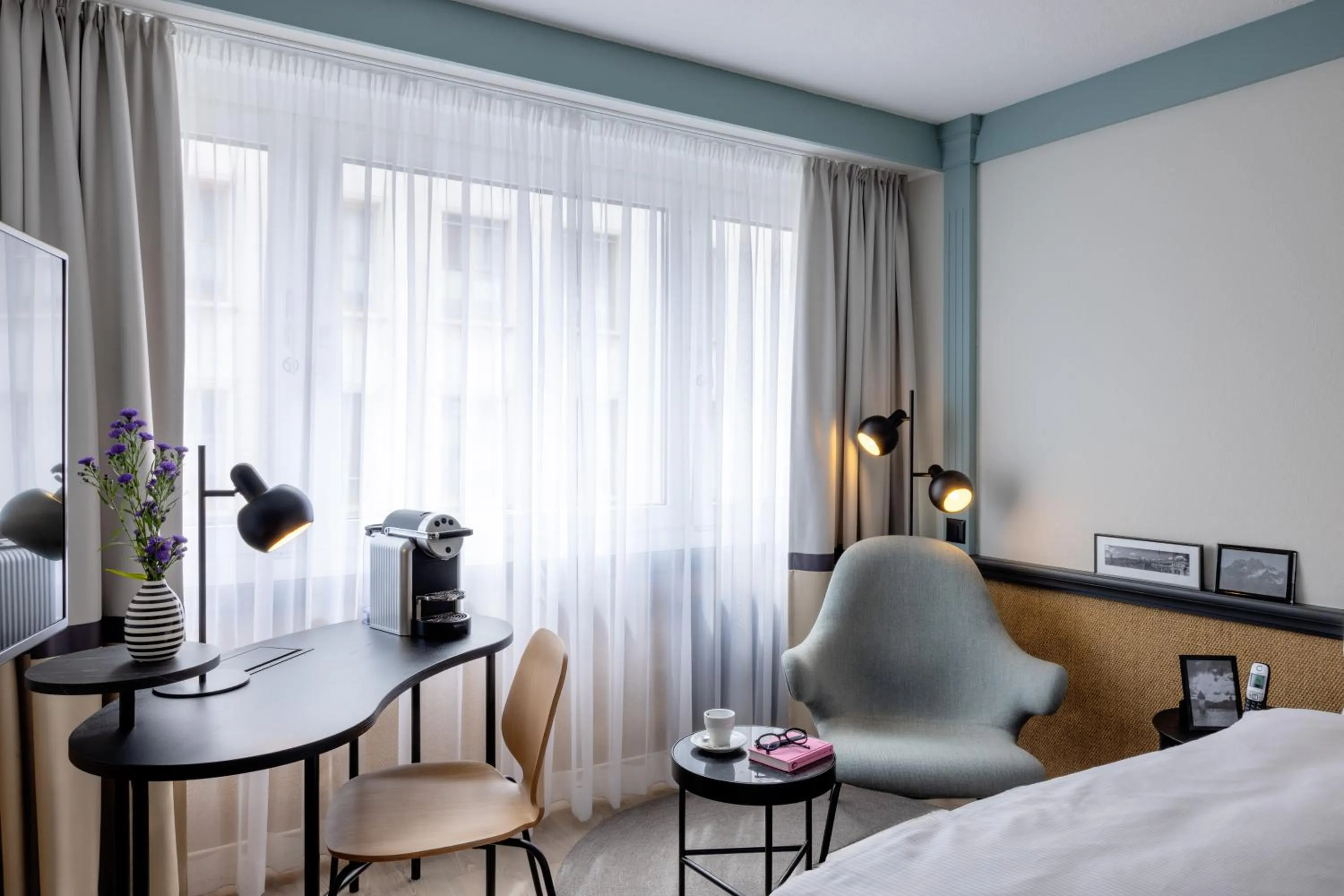 Coffee/tea facilities, Bed in Hotel Luzernerhof