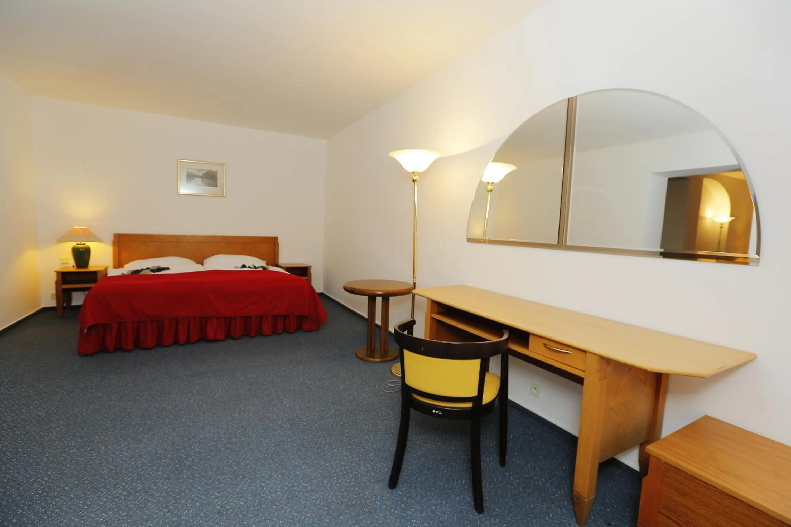 Communal lounge/ TV room, Bed in Hotel Magnolia