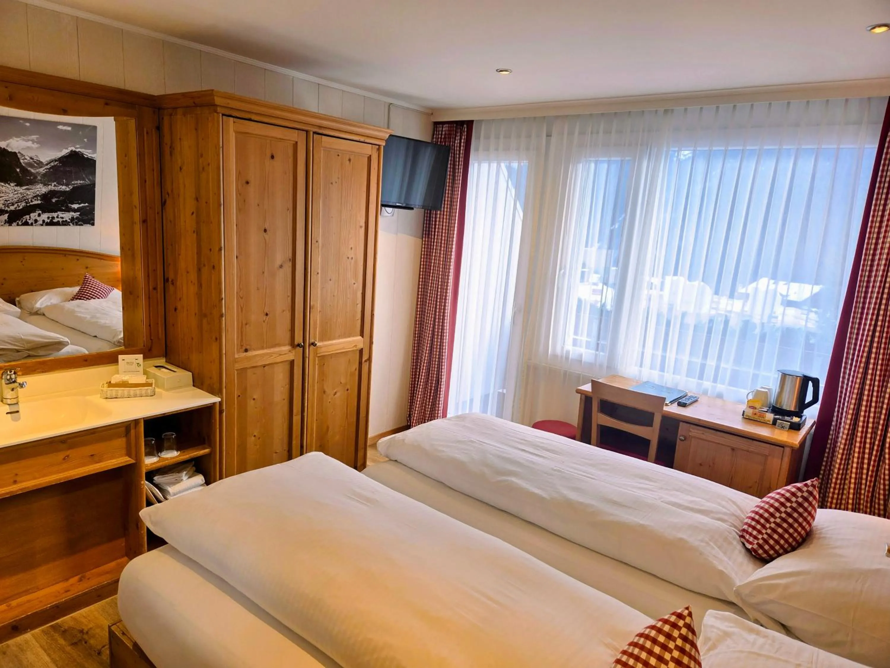 Photo of the whole room, Bed in Hotel Bernerhof Grindelwald