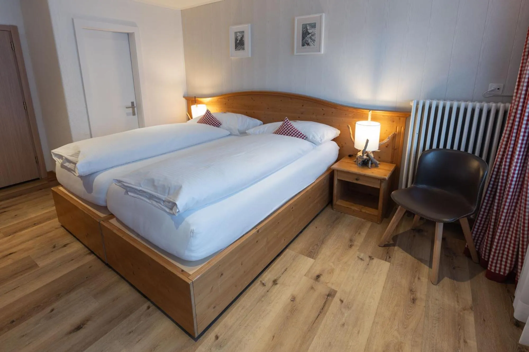 Balcony/Terrace, Bed in Hotel Bernerhof Grindelwald