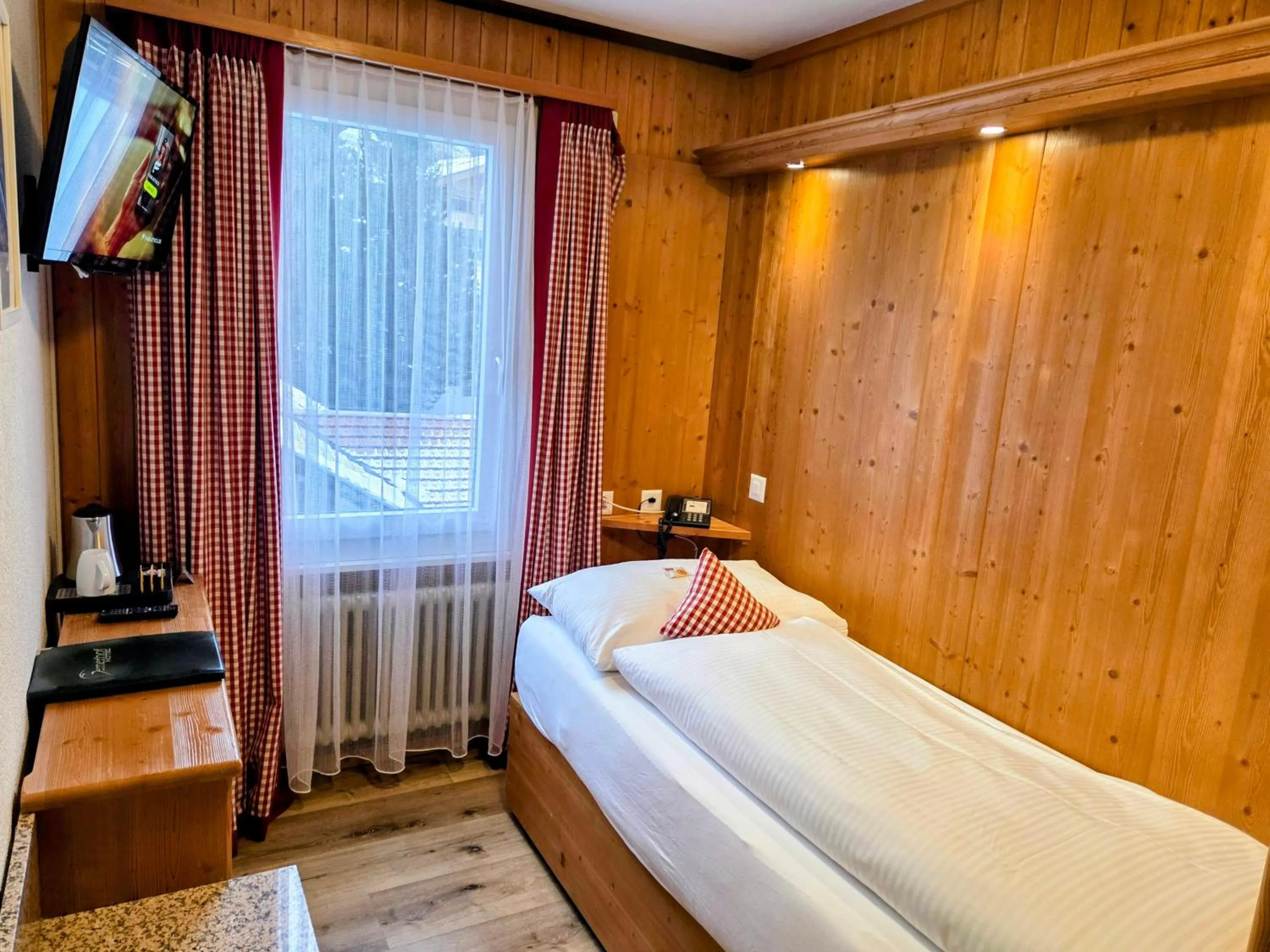 Photo of the whole room, Bed in Hotel Bernerhof Grindelwald