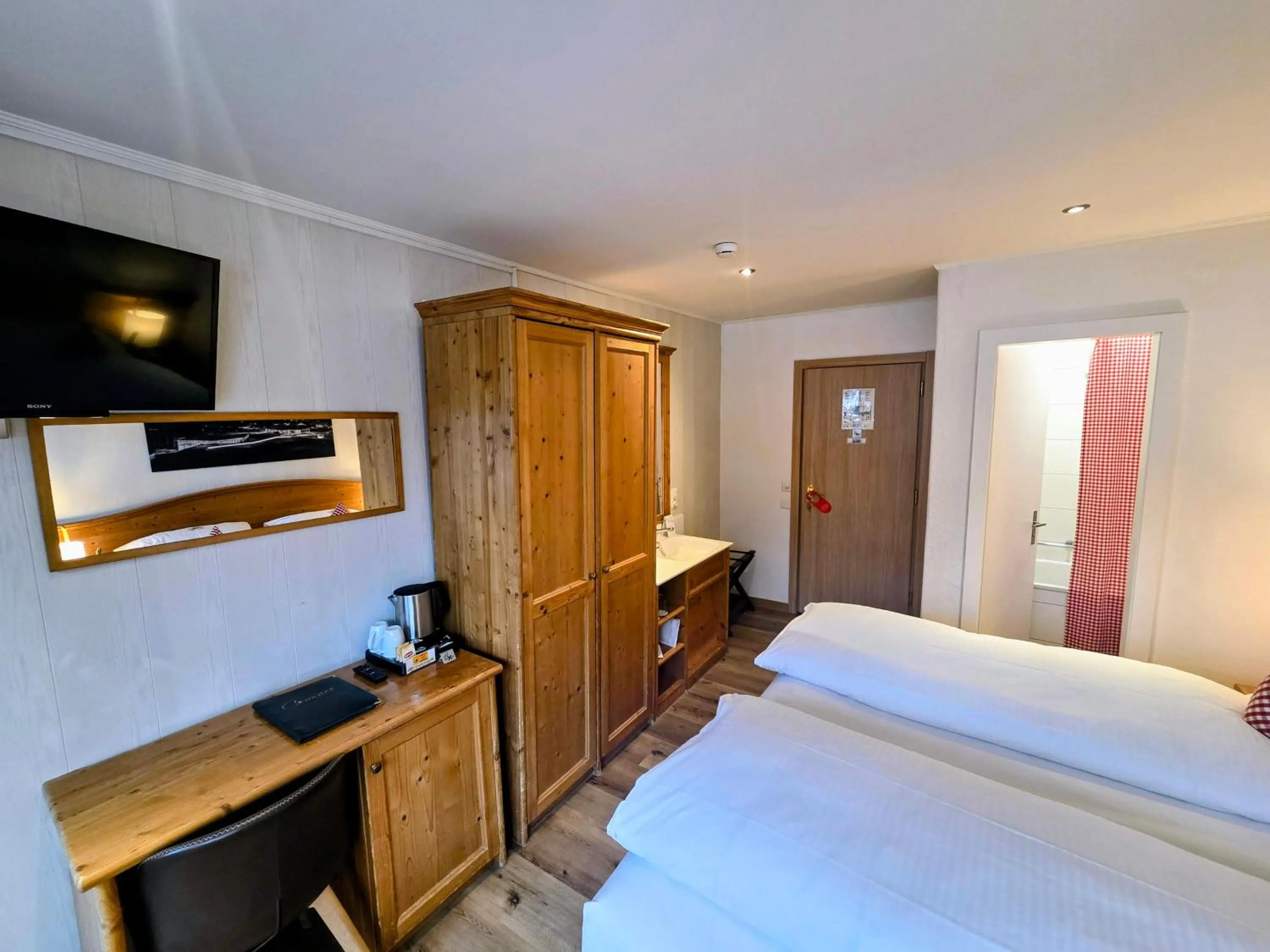 Photo of the whole room, Bed in Hotel Bernerhof Grindelwald