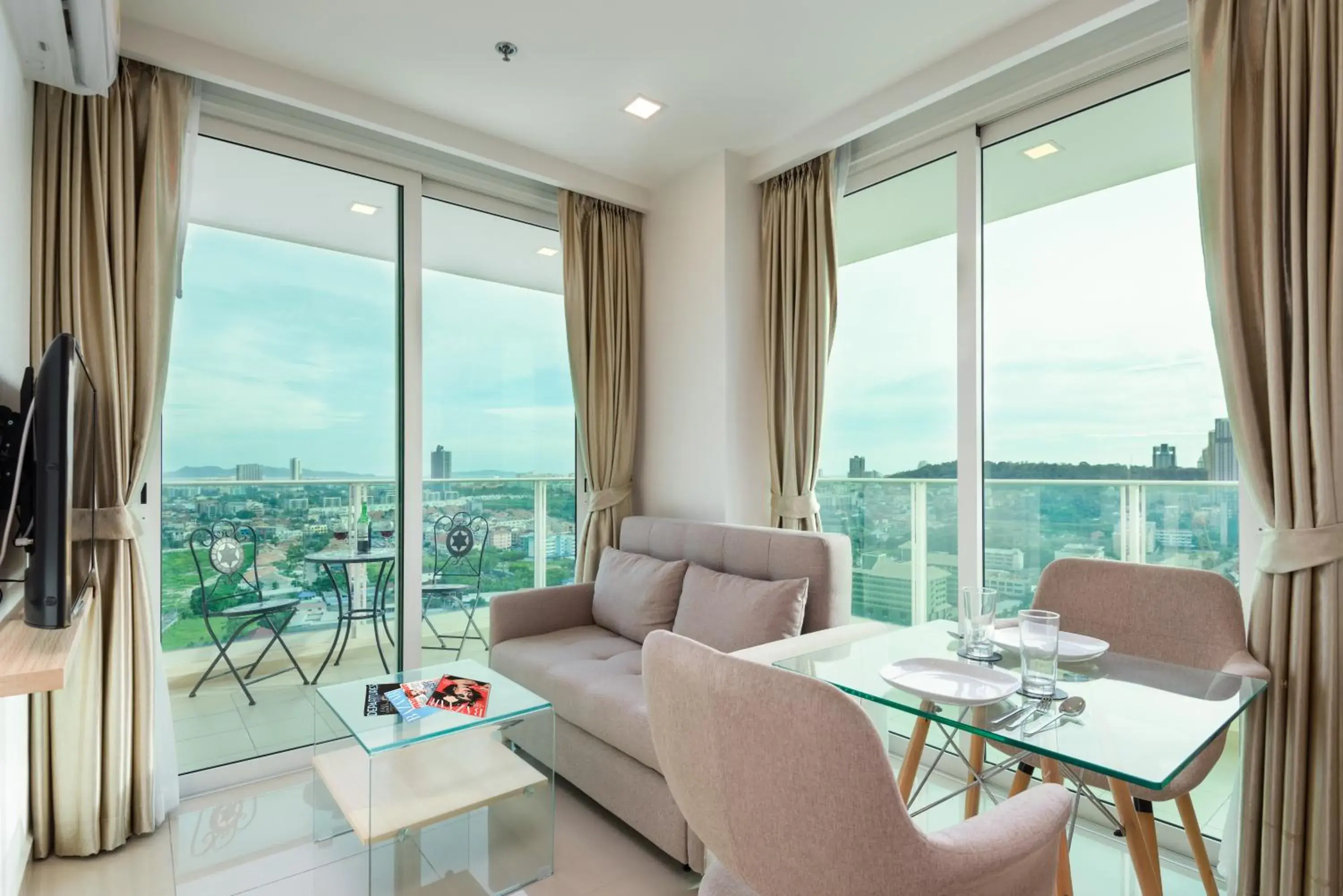 Rare Panoramic Sea, City & Mountain Views - XXL Balcony - 1Gbps Blazing Fast Free WIFI - Pool - Gym - Pool Table - Steam - Sauna - Bar Rare Panoramic Sea, City & Mountain Views - XXL Balcony - 1Gbps Blazing Fast Free WIFI - Pool - Gym - Pool Table - Steam - Sauna - Bar
