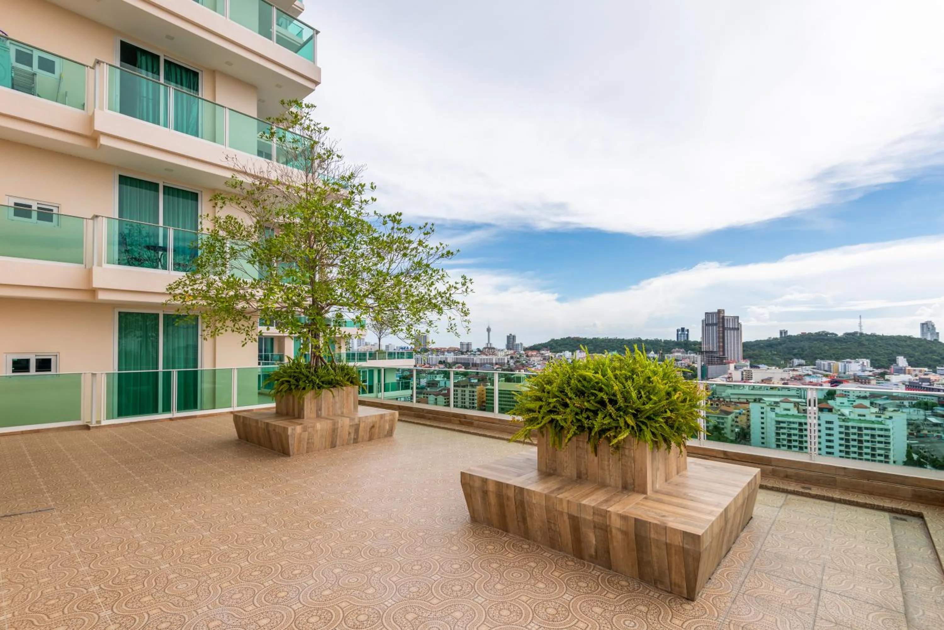 Patio in Rare Panoramic Sea, City & Mountain Views - XXL Balcony - 1Gbps Blazing Fast Free WIFI - Pool - Gym - Pool Table - Steam - Sauna - Bar