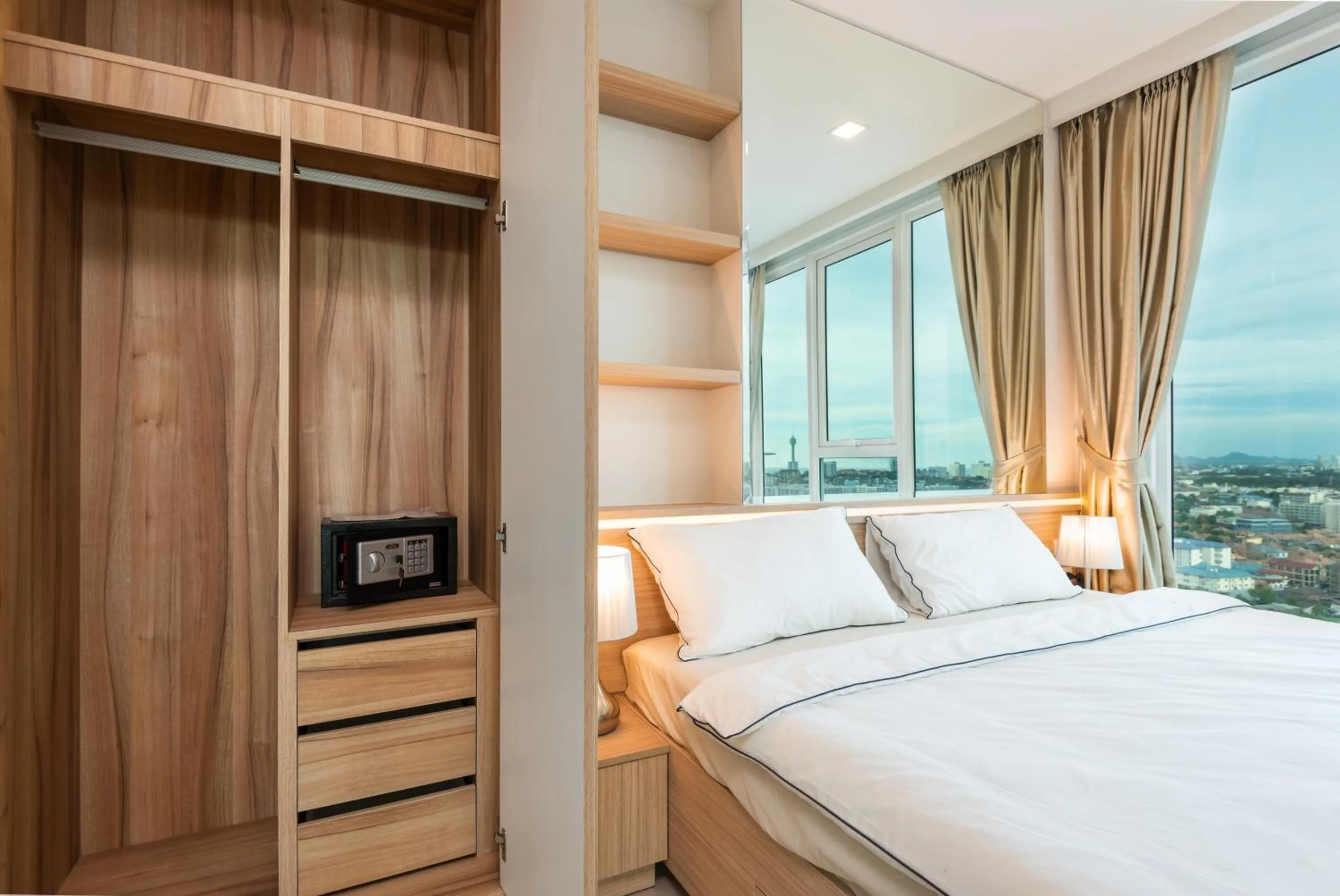 Bed in Rare Panoramic Sea, City & Mountain Views - XXL Balcony - 1Gbps Blazing Fast Free WIFI - Pool - Gym - Pool Table - Steam - Sauna - Bar