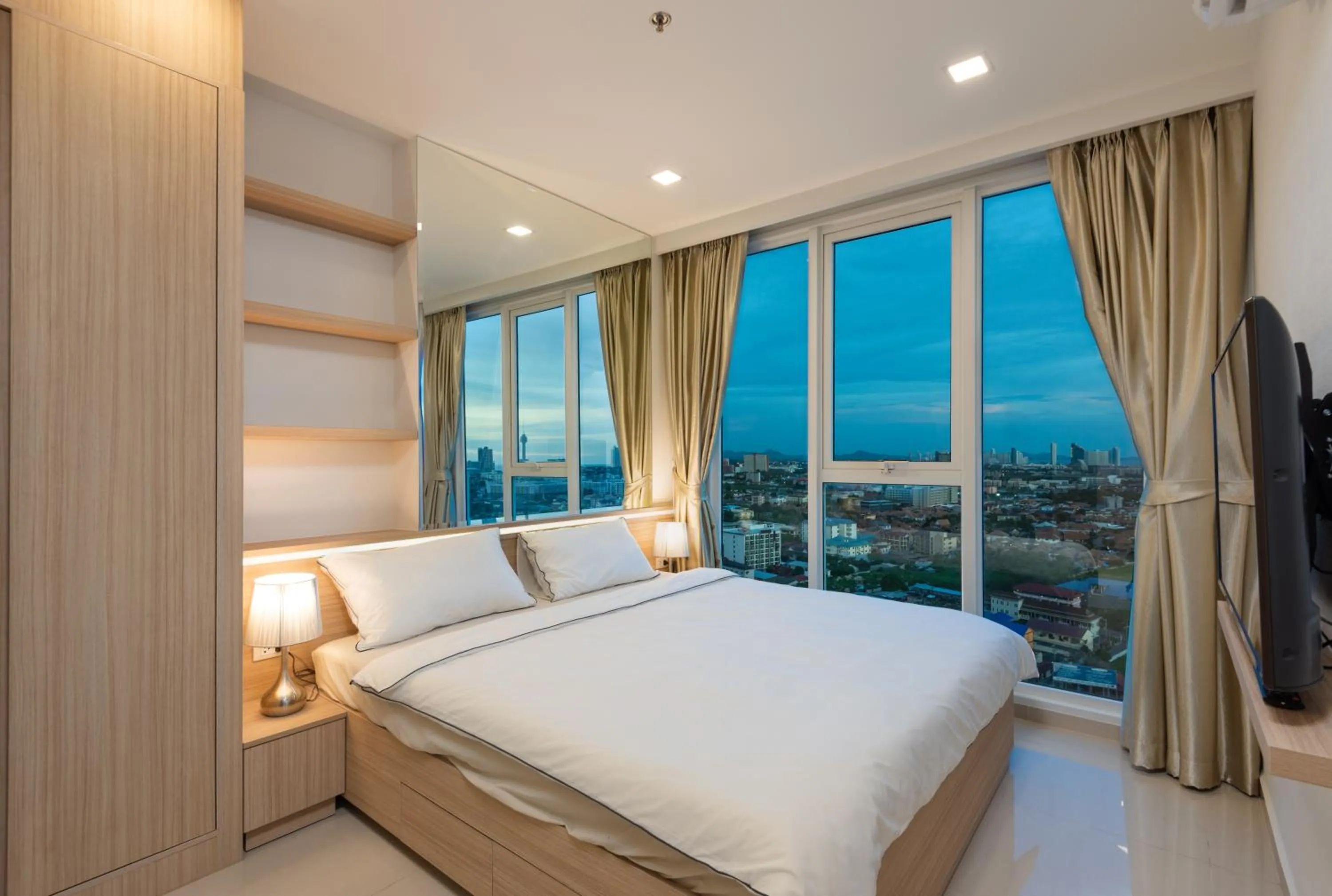 Bathroom, Bed in Rare Panoramic Sea, City & Mountain Views - XXL Balcony - 1Gbps Blazing Fast Free WIFI - Pool - Gym - Pool Table - Steam - Sauna - Bar