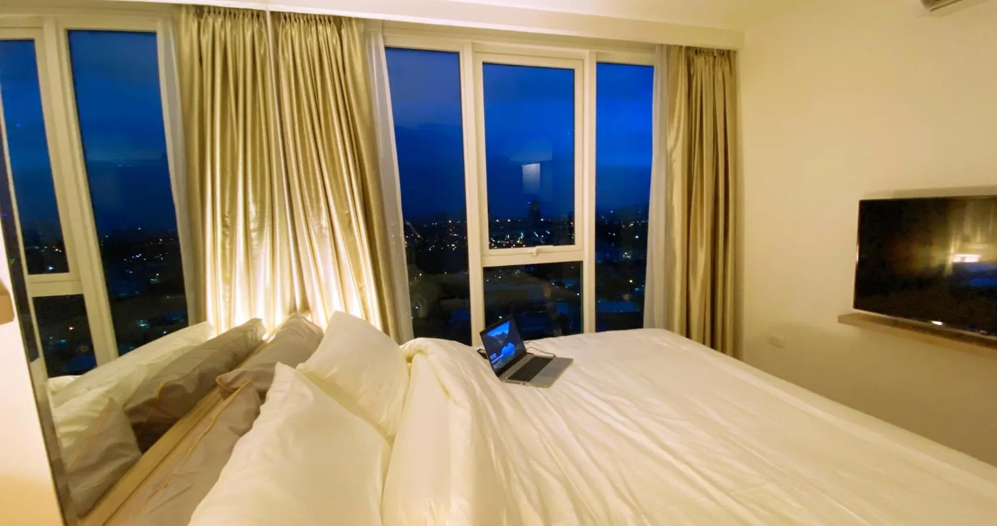 Bed in Rare Panoramic Sea, City & Mountain Views - XXL Balcony - 1Gbps Blazing Fast Free WIFI - Pool - Gym - Pool Table - Steam - Sauna - Bar