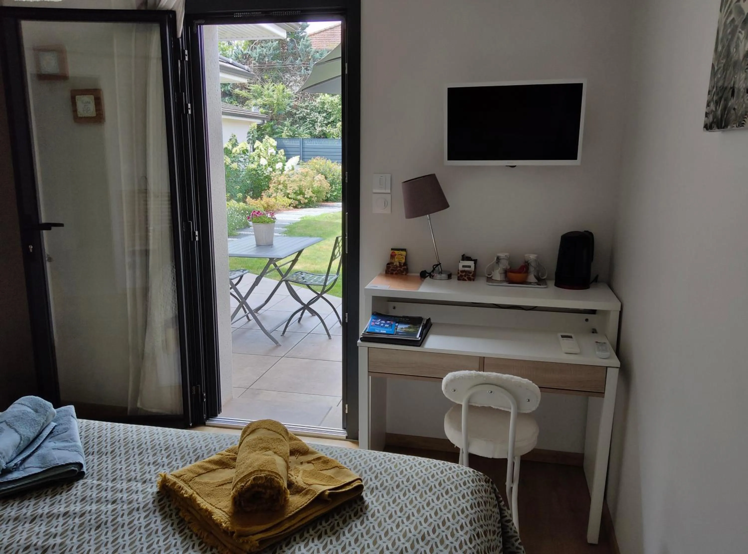 Bed in Du Côté de Chez Paule, chambre avec entrée indépendante et salle d'eau privative