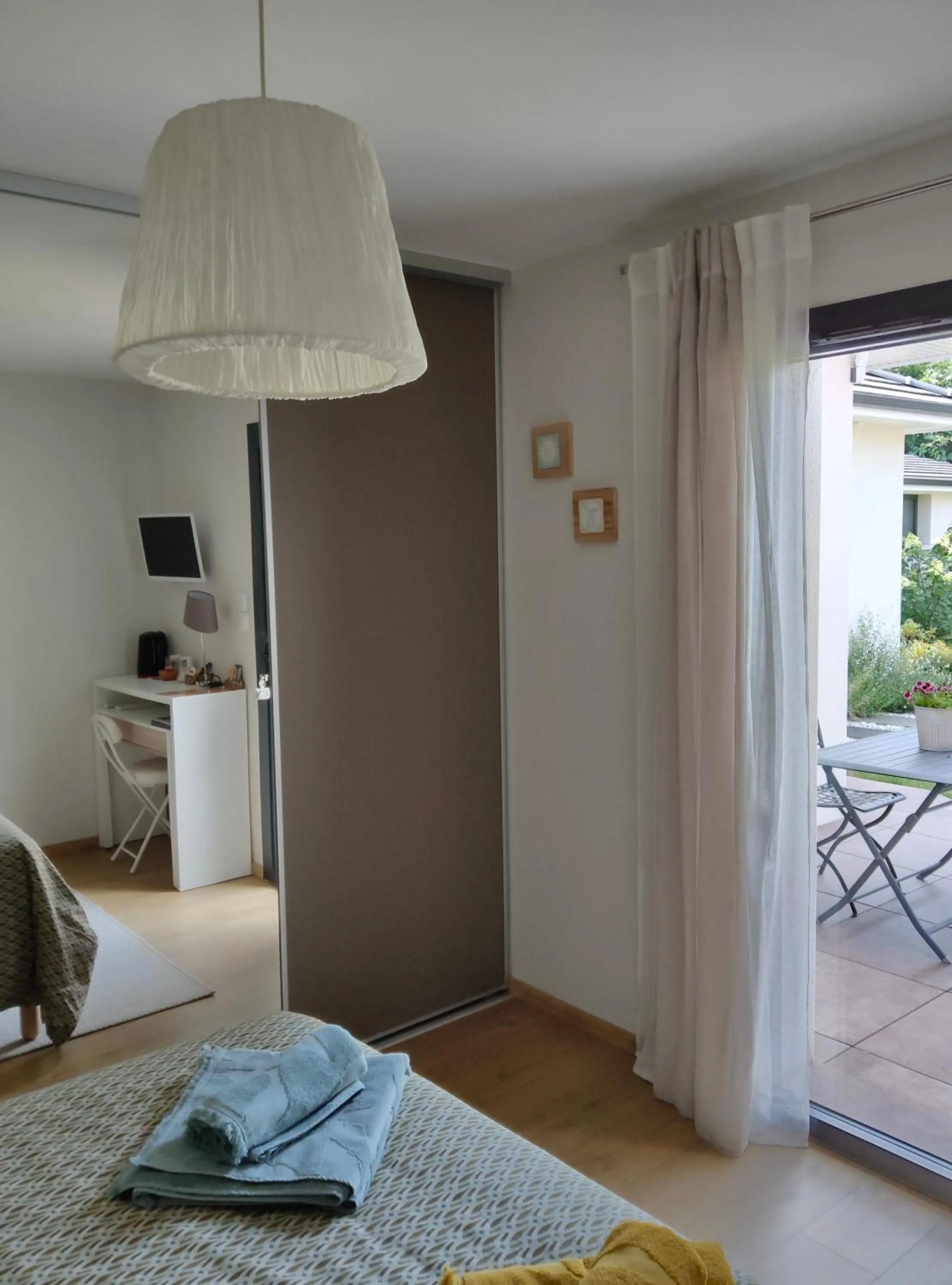 Bed in Du Côté de Chez Paule, chambre avec entrée indépendante et salle d'eau privative