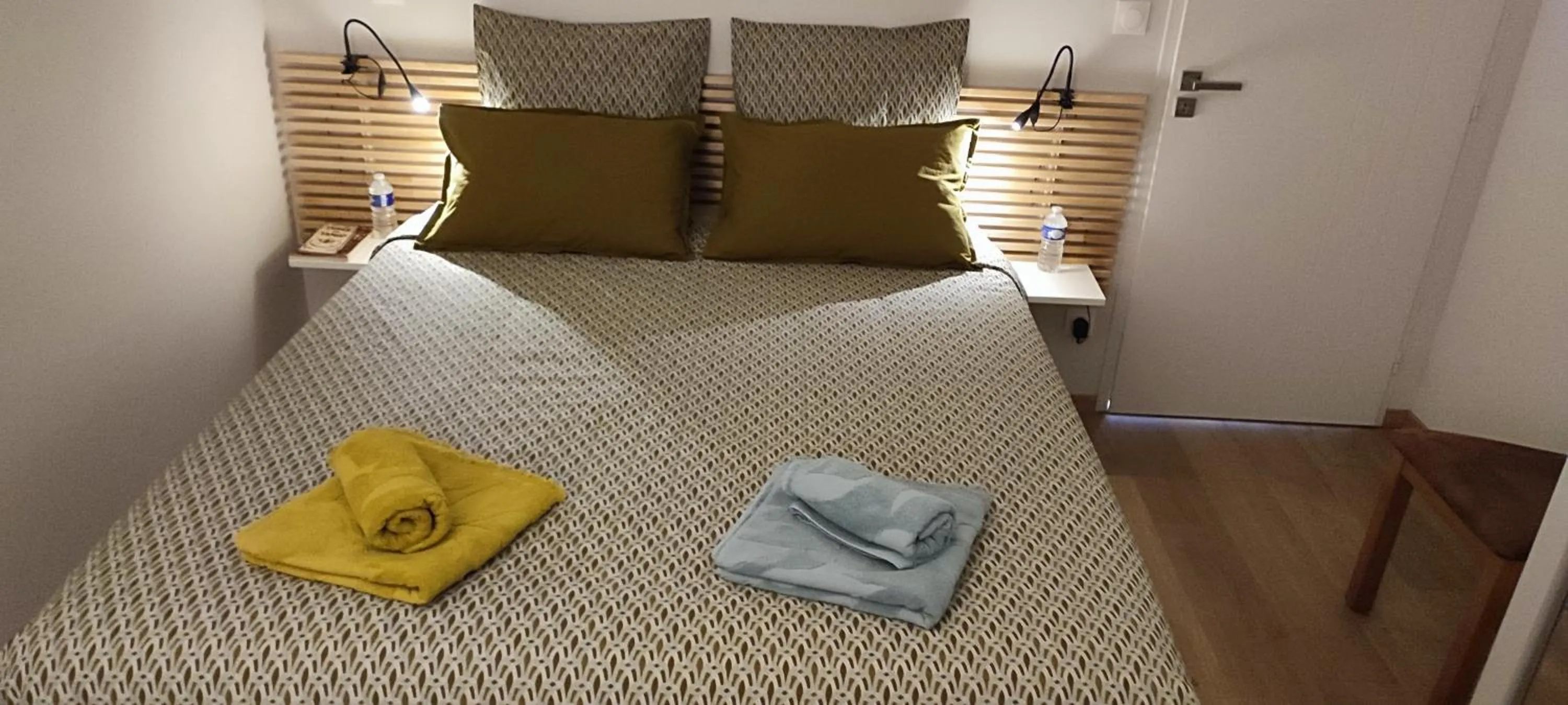 Bed in Du Côté de Chez Paule, chambre avec entrée indépendante et salle d'eau privative