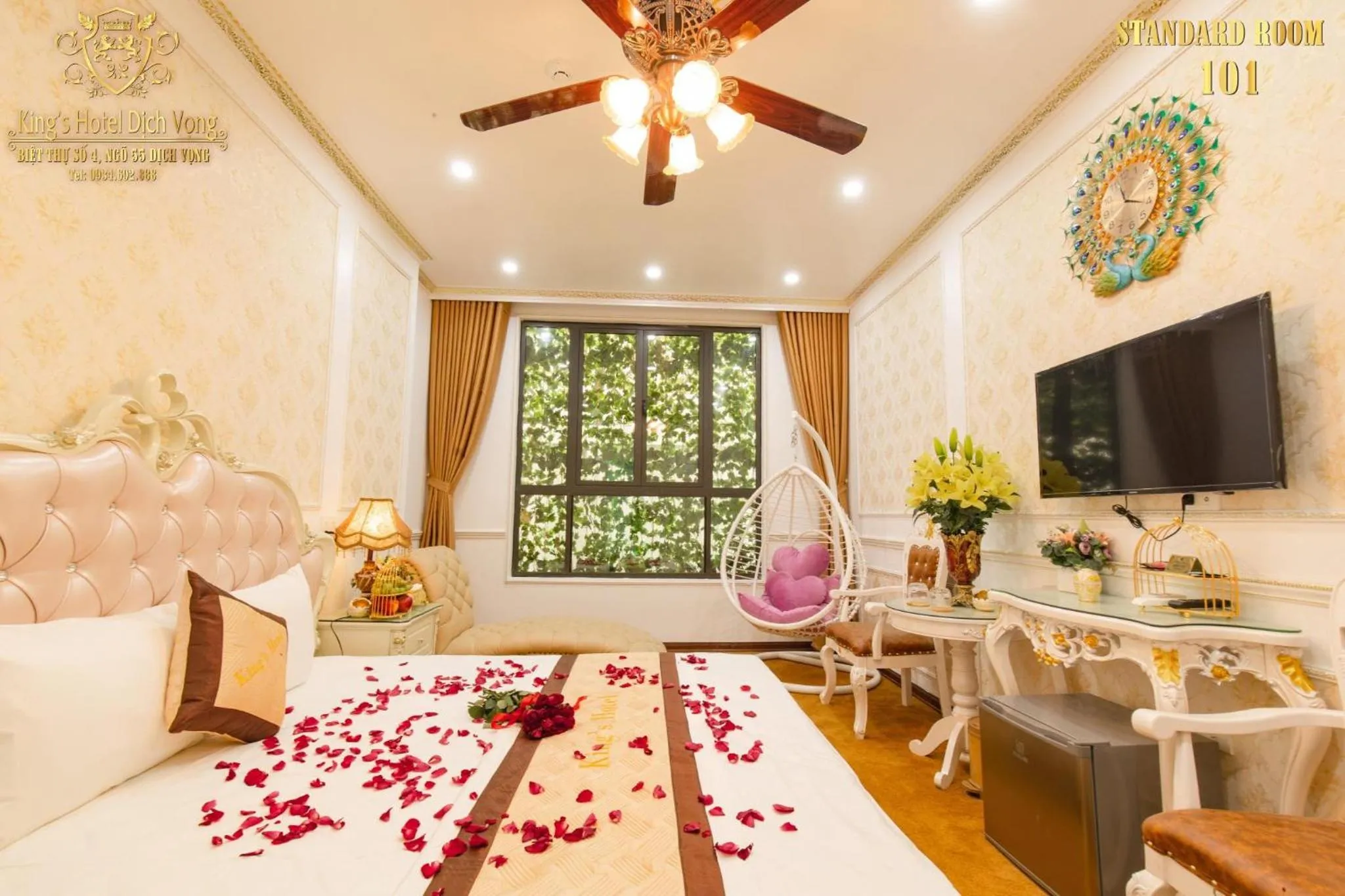 Bed in King's Hotel Dịch Vọng