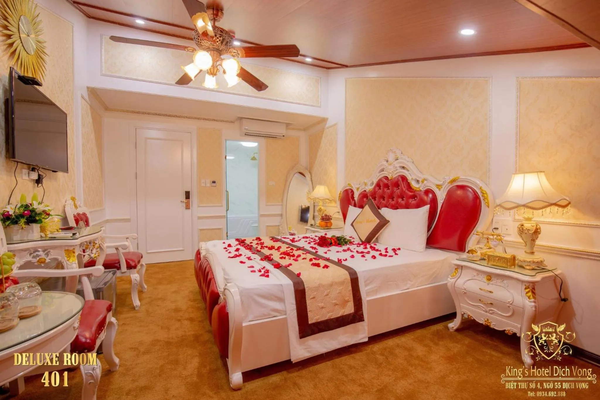 Bed in King's Hotel Dịch Vọng