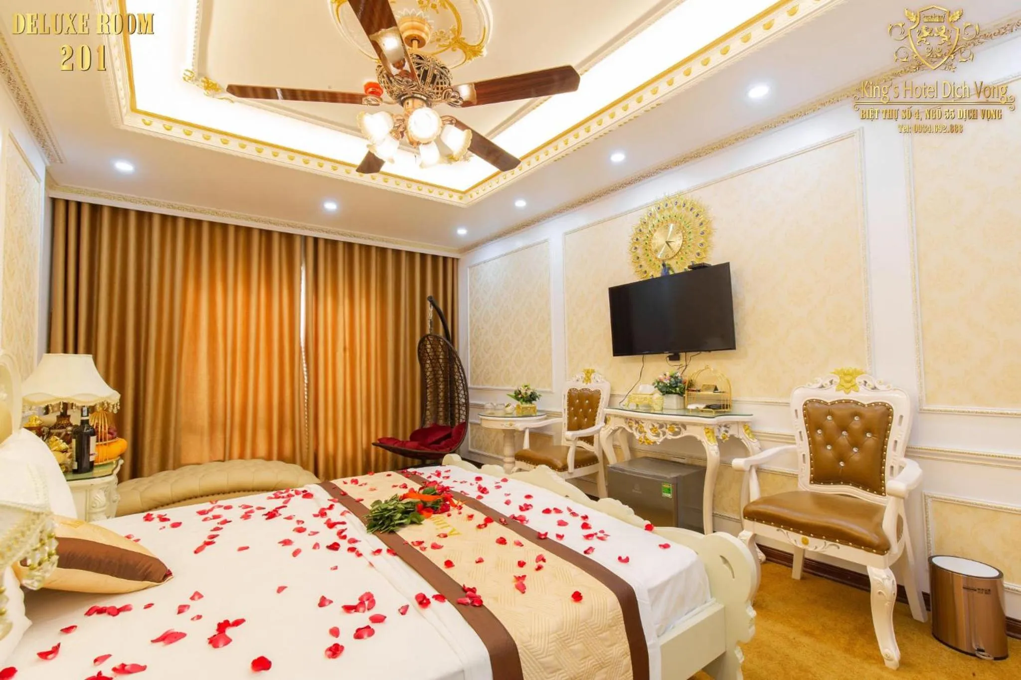 Bed in King's Hotel Dịch Vọng