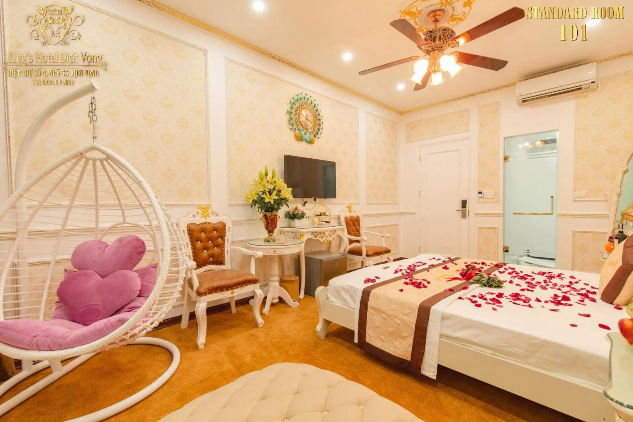 Bed in King's Hotel Dịch Vọng