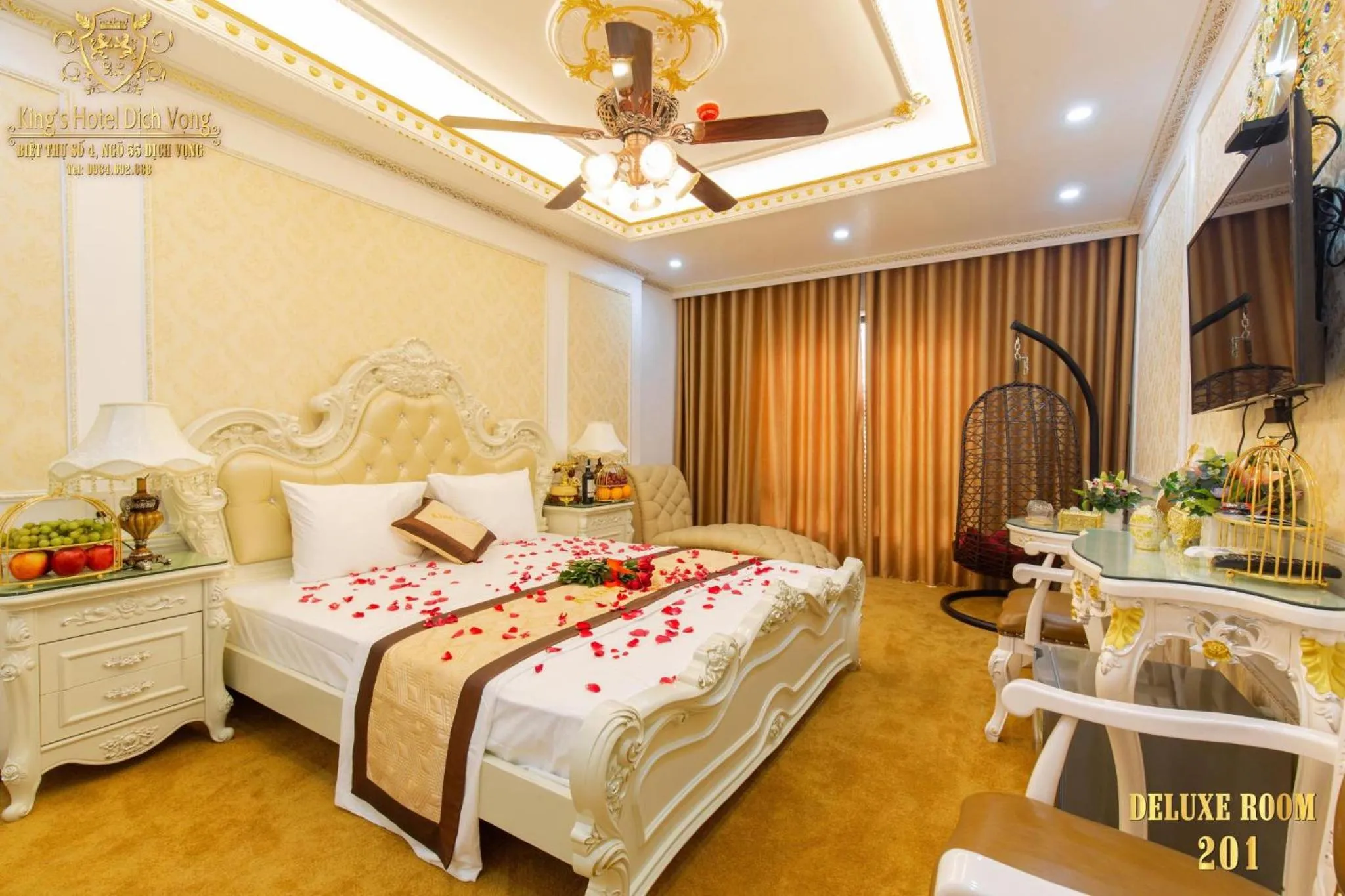 Bed in King's Hotel Dịch Vọng