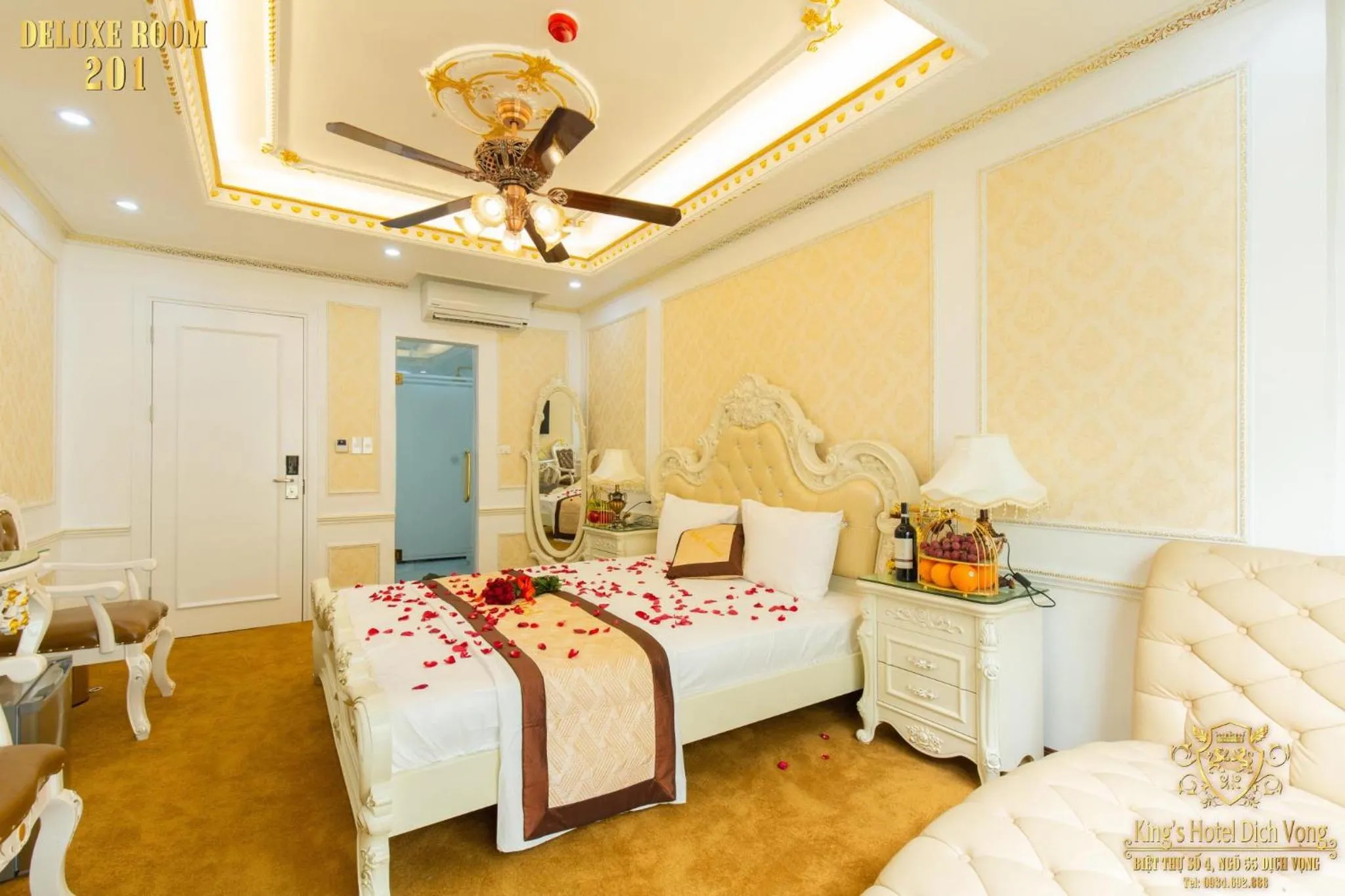 Bed in King's Hotel Dịch Vọng