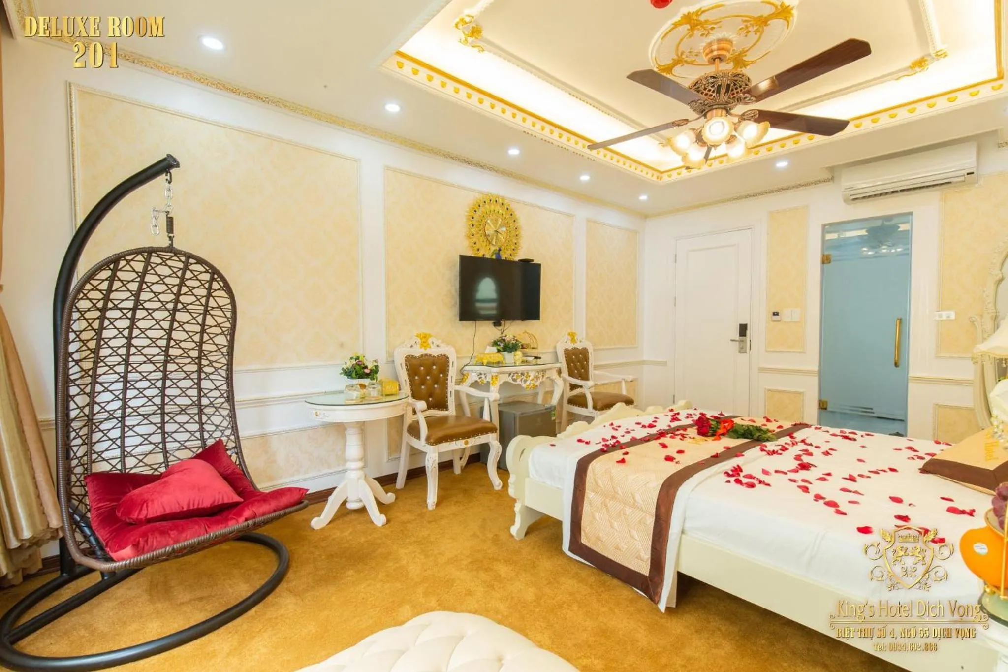Bed in King's Hotel Dịch Vọng