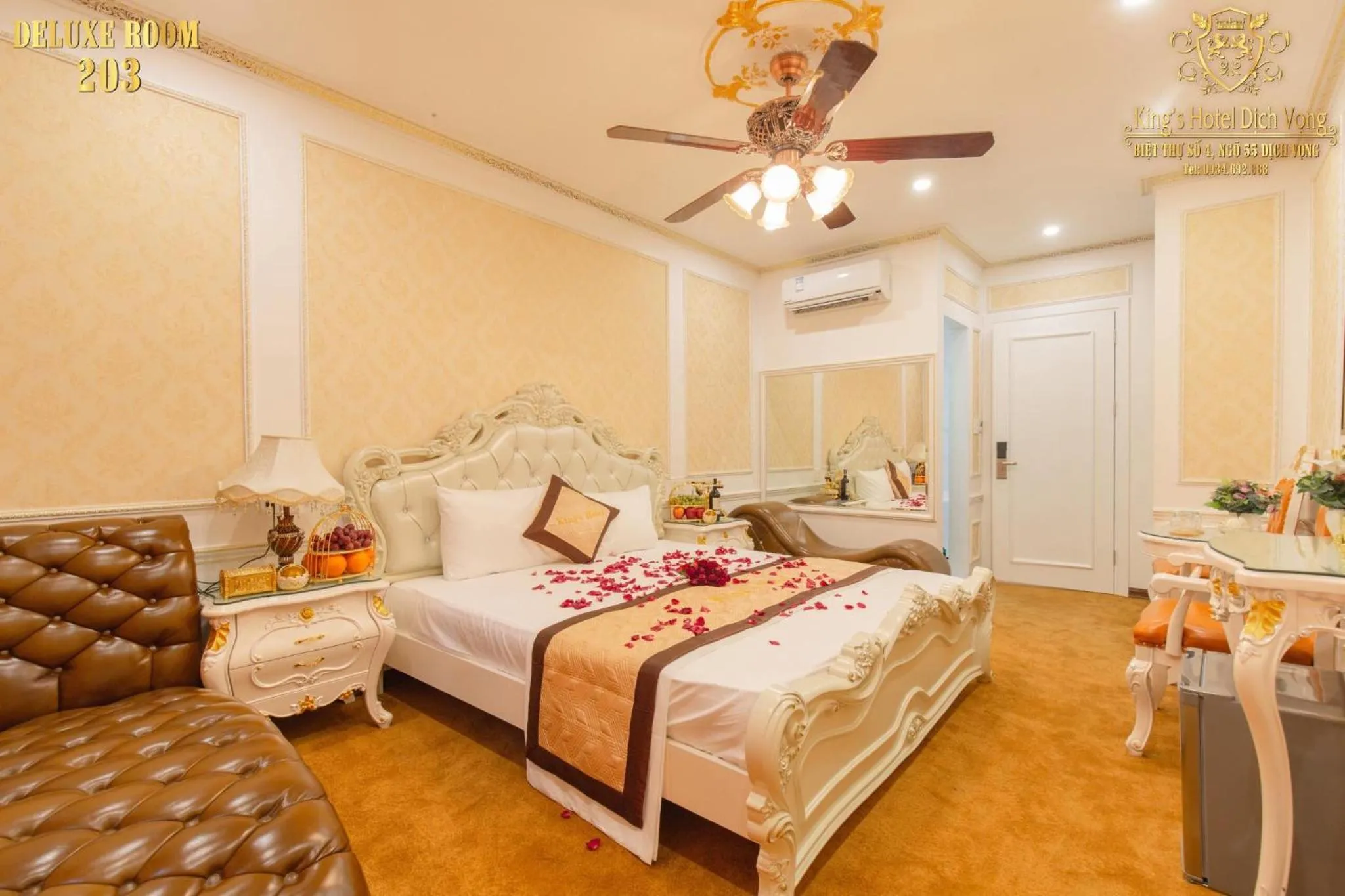 Bed in King's Hotel Dịch Vọng