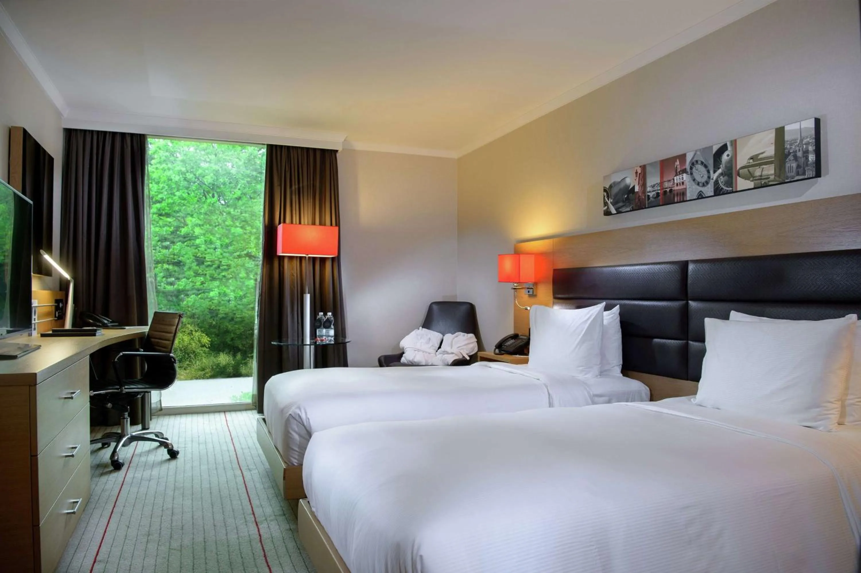Bedroom, Bed in Hilton Zurich Airport