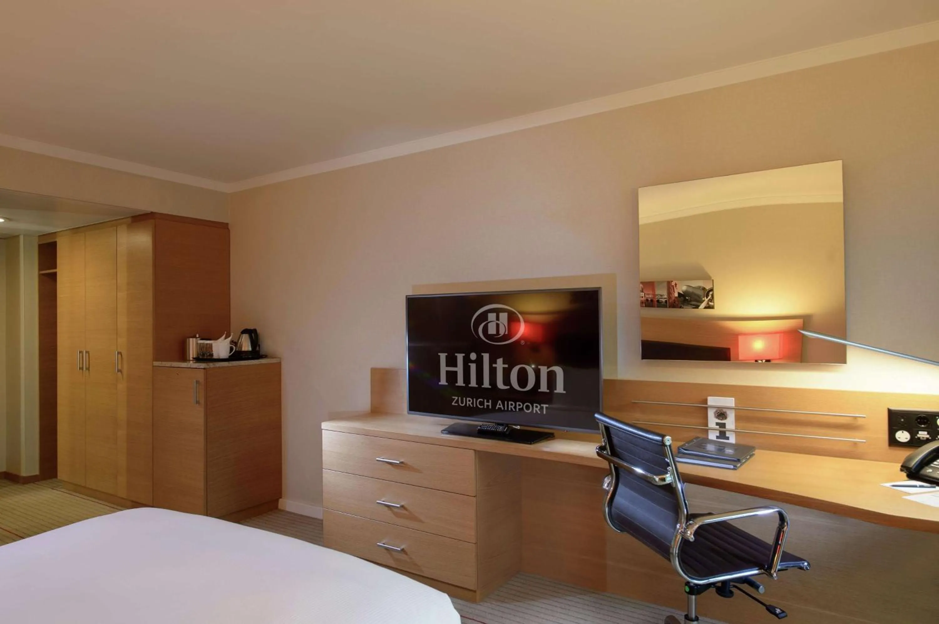 Bedroom, Bed in Hilton Zurich Airport