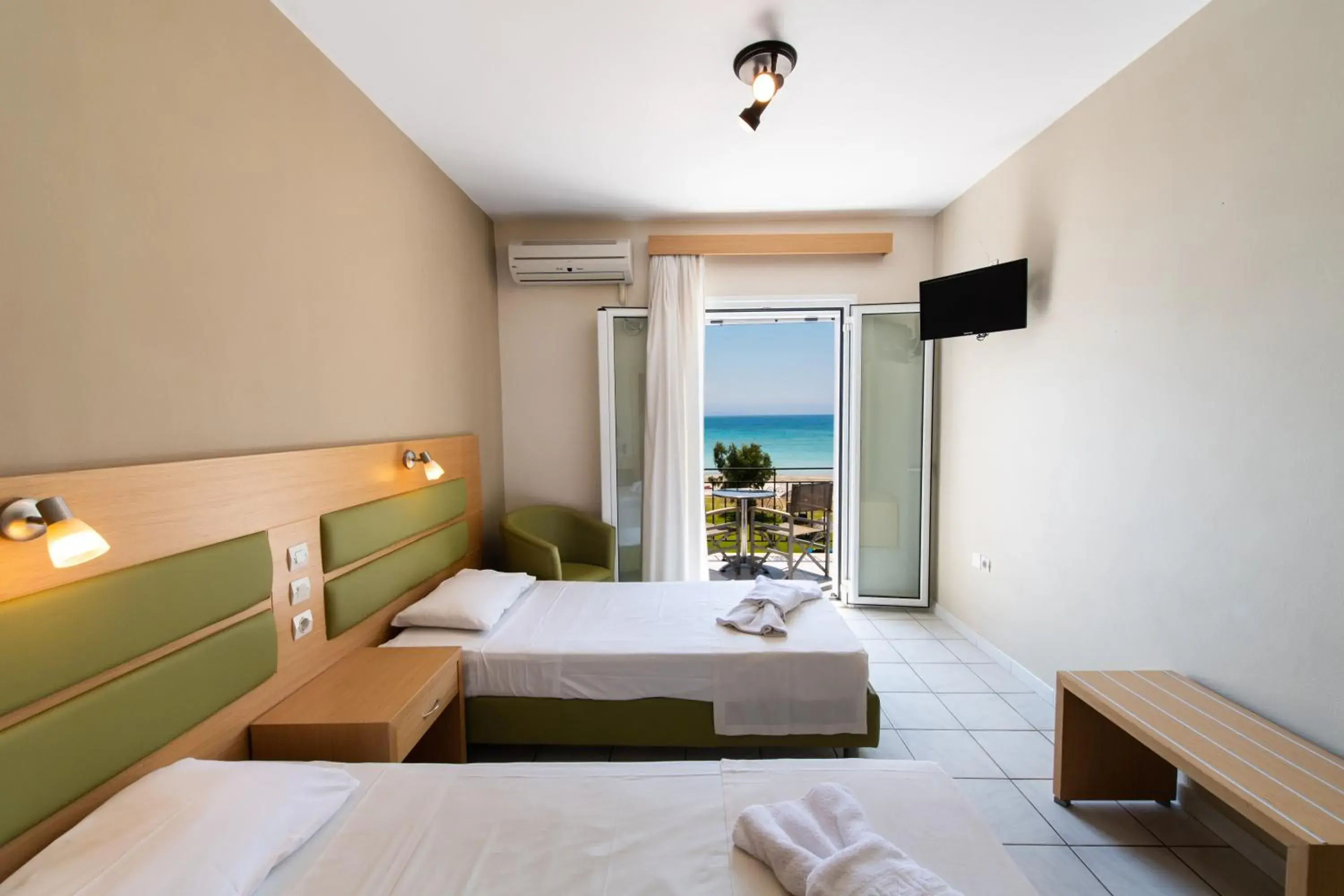 TV and multimedia, Bed in Surf Hotel TV and multimedia, Bed in Surf Hotel