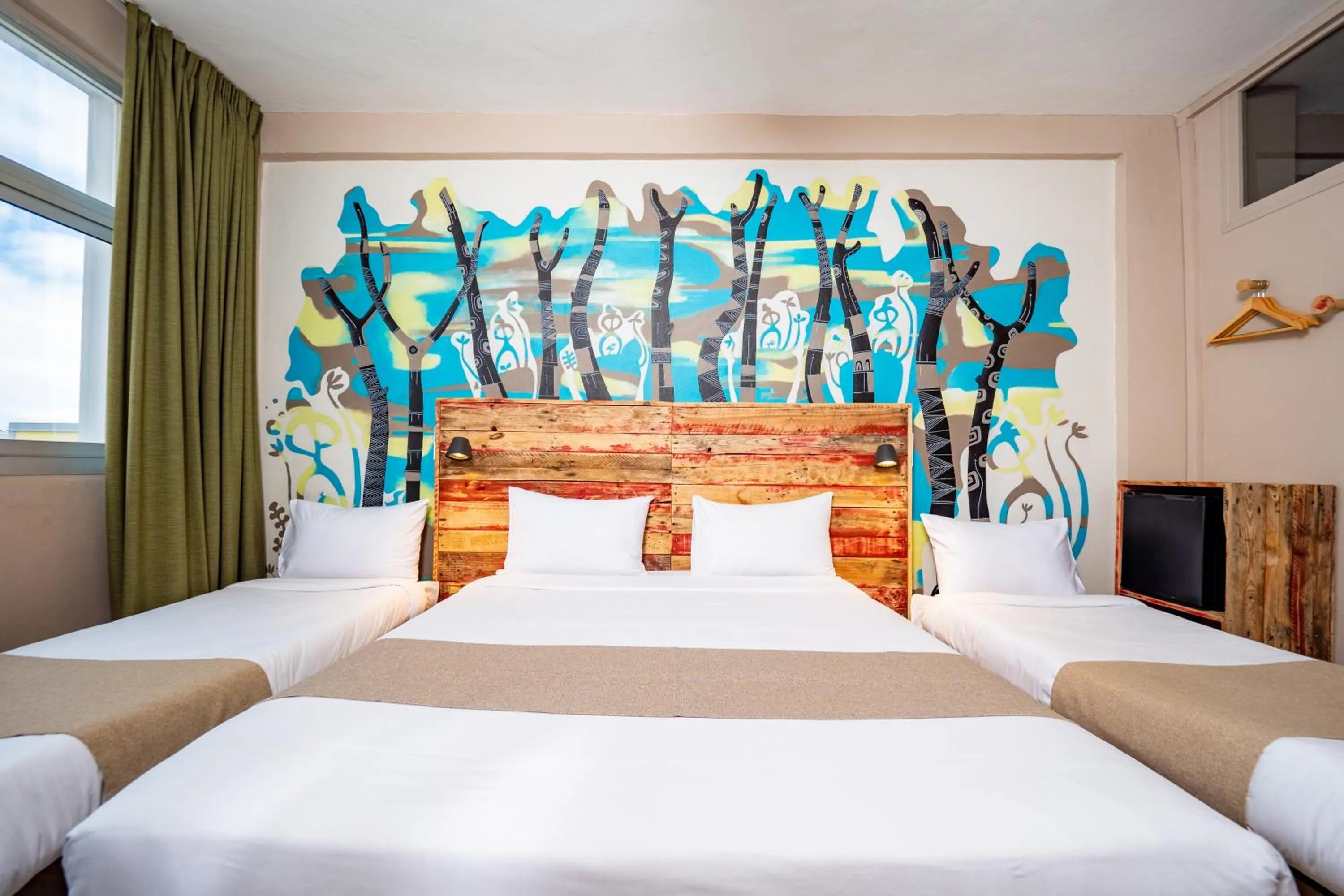 Photo of the whole room, Bed in Gondwana City Art