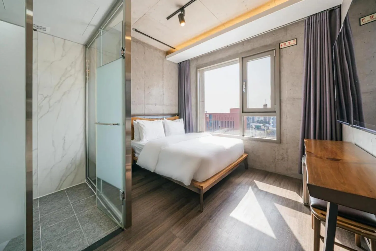 Photo of the whole room, Bed in Cornerstone Hotel