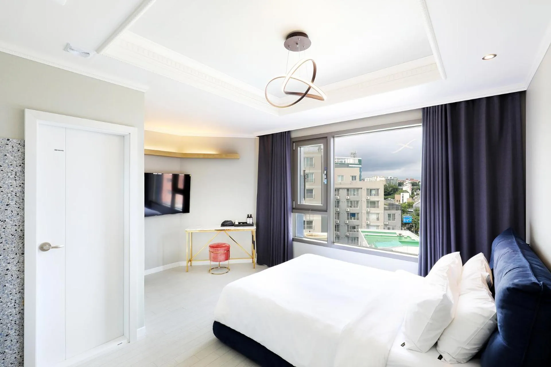 Bedroom, Bed in Cornerstone Hotel