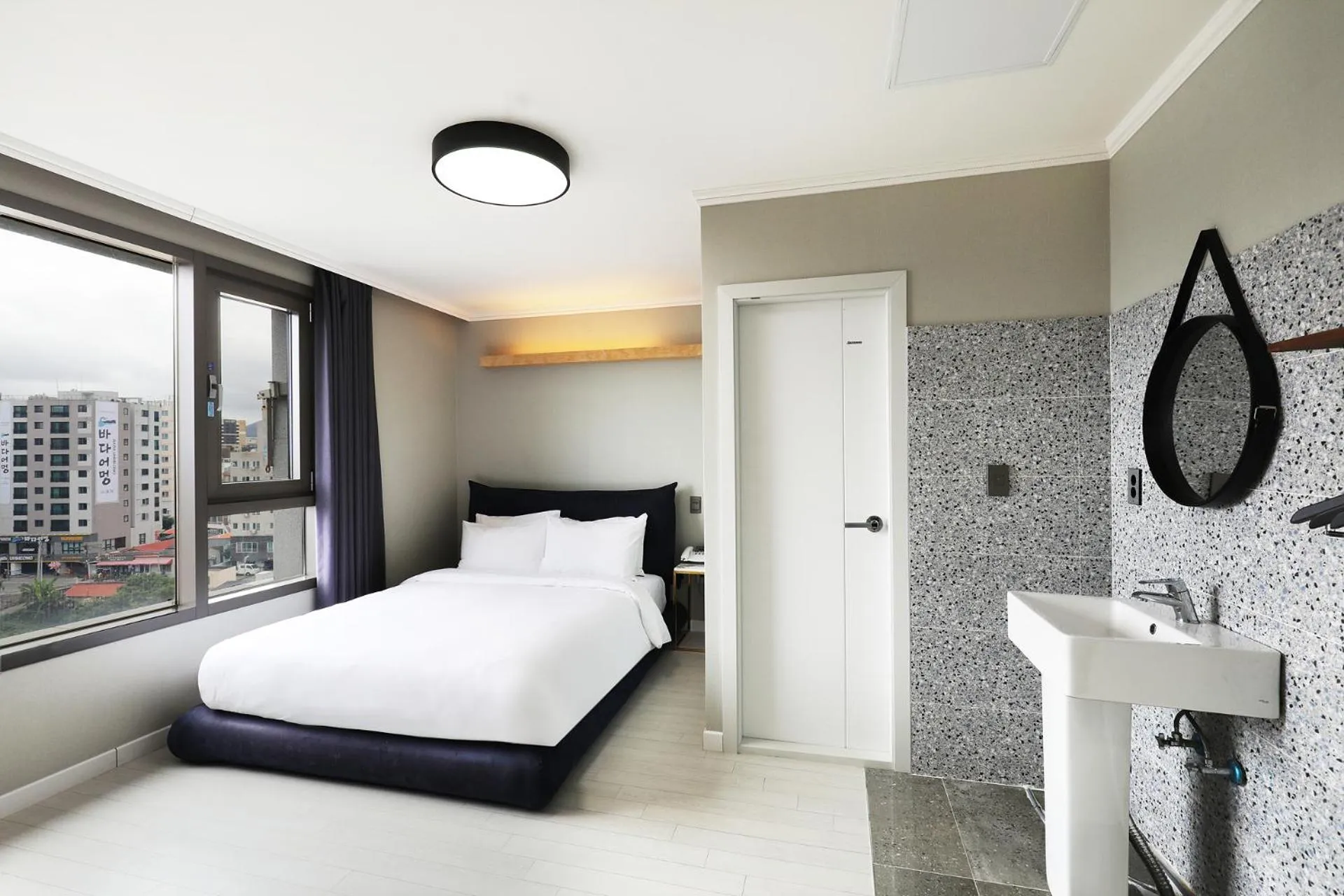 Photo of the whole room, Bed in Cornerstone Hotel