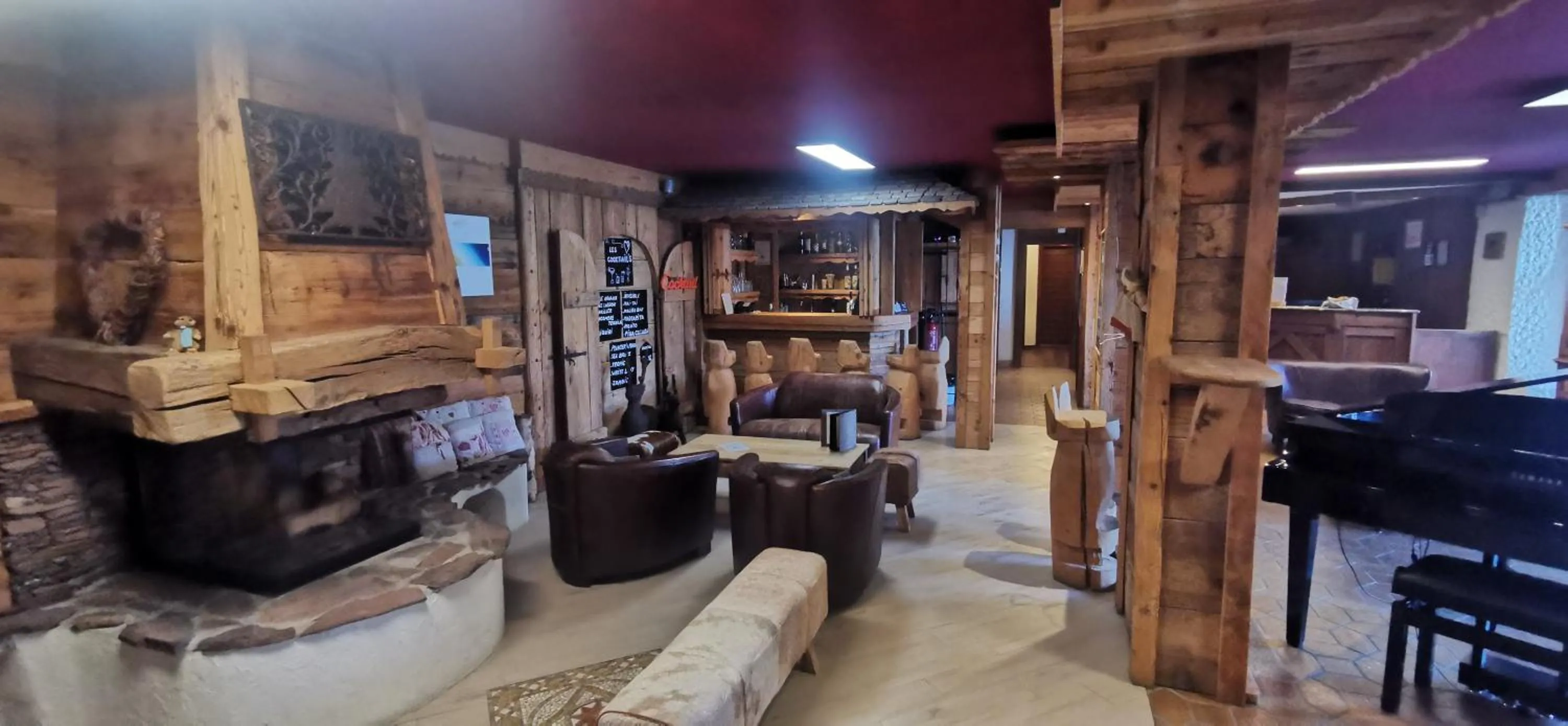 Communal lounge/ TV room in Hôtel Le Grand Chalet