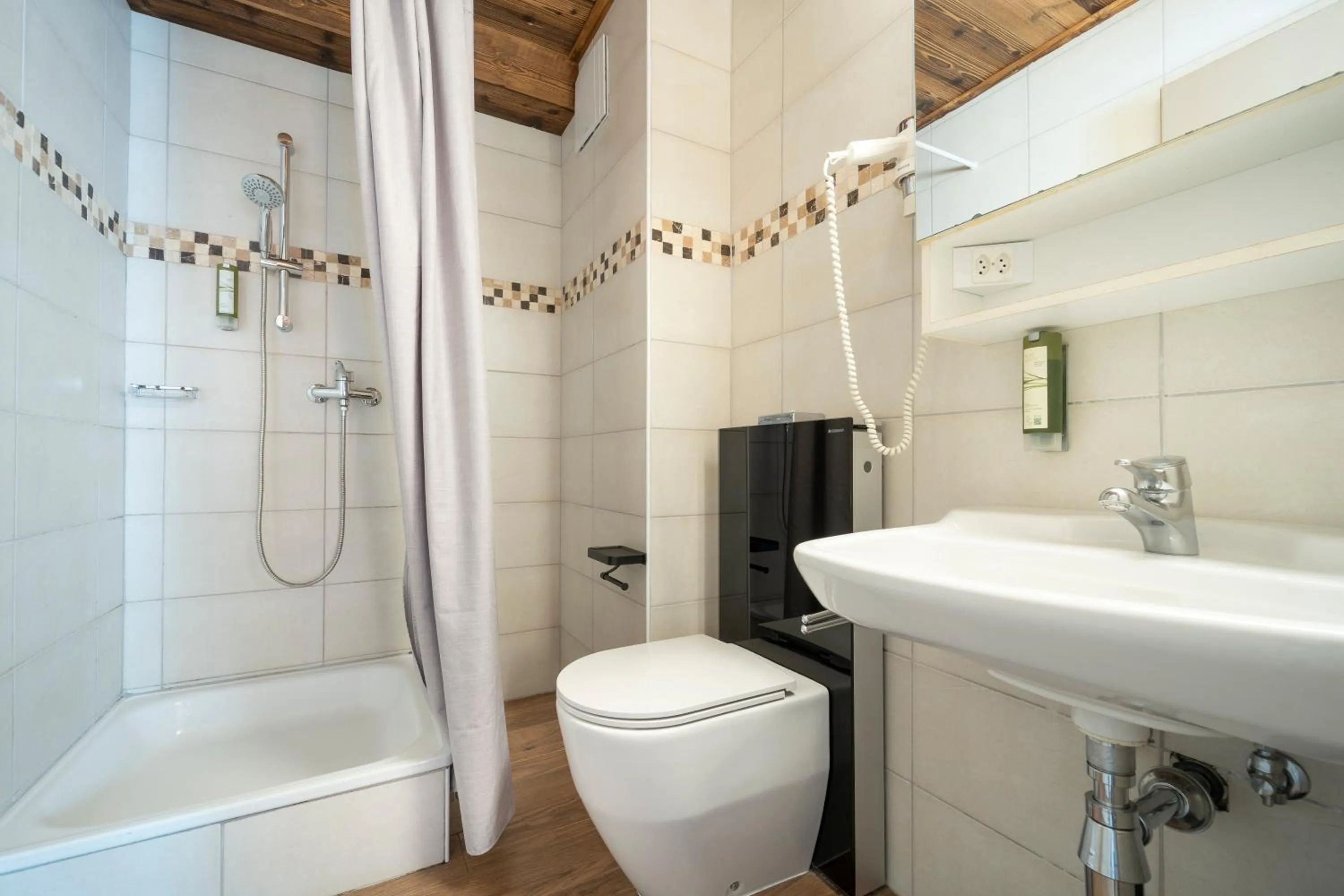 Shower in Hôtel Le Grand Chalet