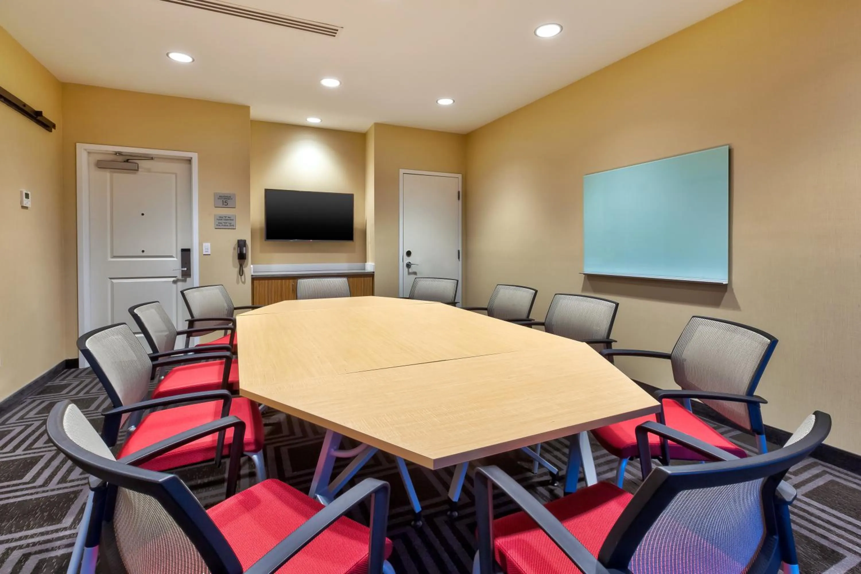 Meeting/conference room in TownePlace Suites by Marriott Grand Rapids Airport Southeast