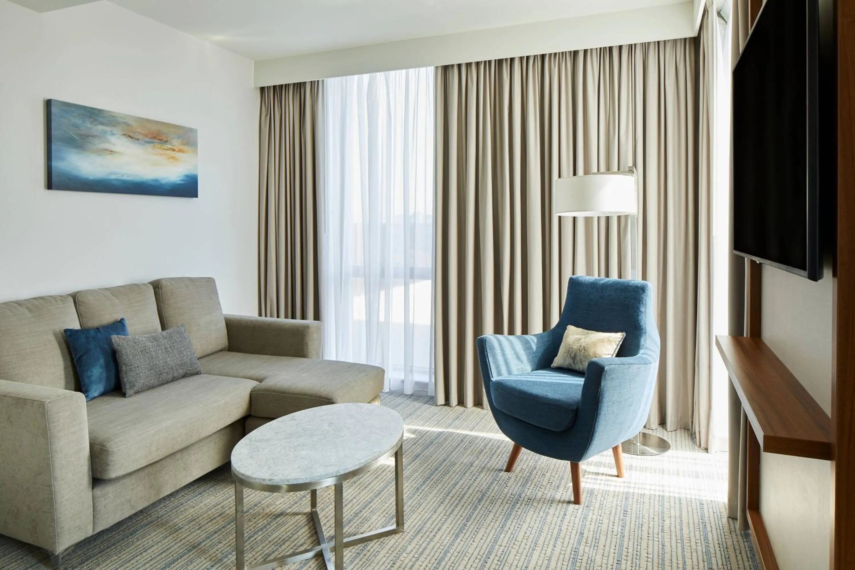 Living room in Courtyard by Marriott London Heathrow Airport