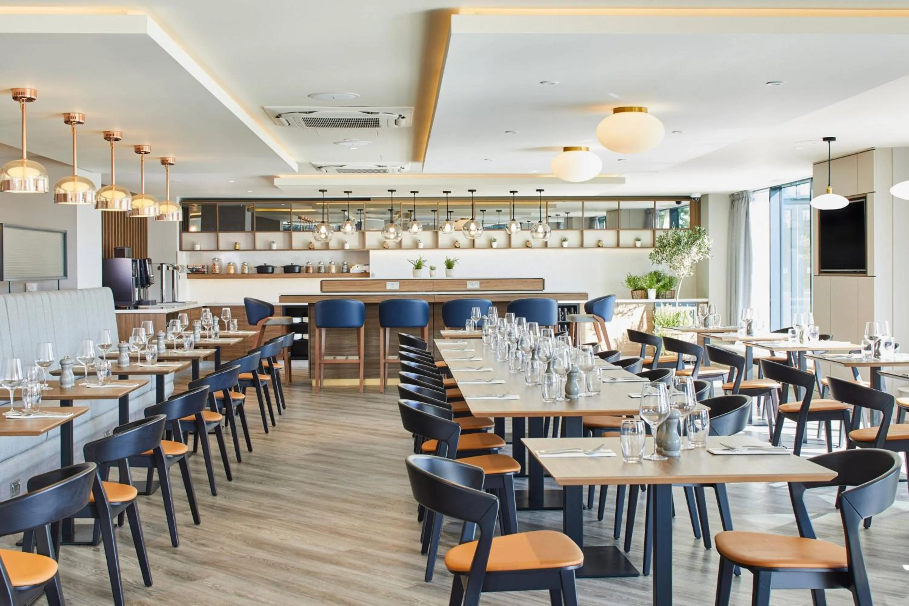 Lounge or bar in Courtyard by Marriott London Heathrow Airport