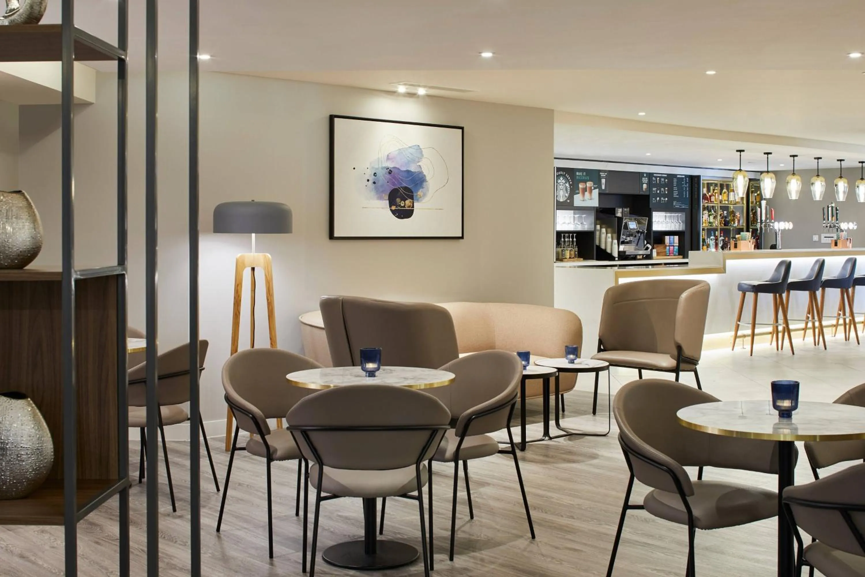 Lounge or bar in Courtyard by Marriott London Heathrow Airport