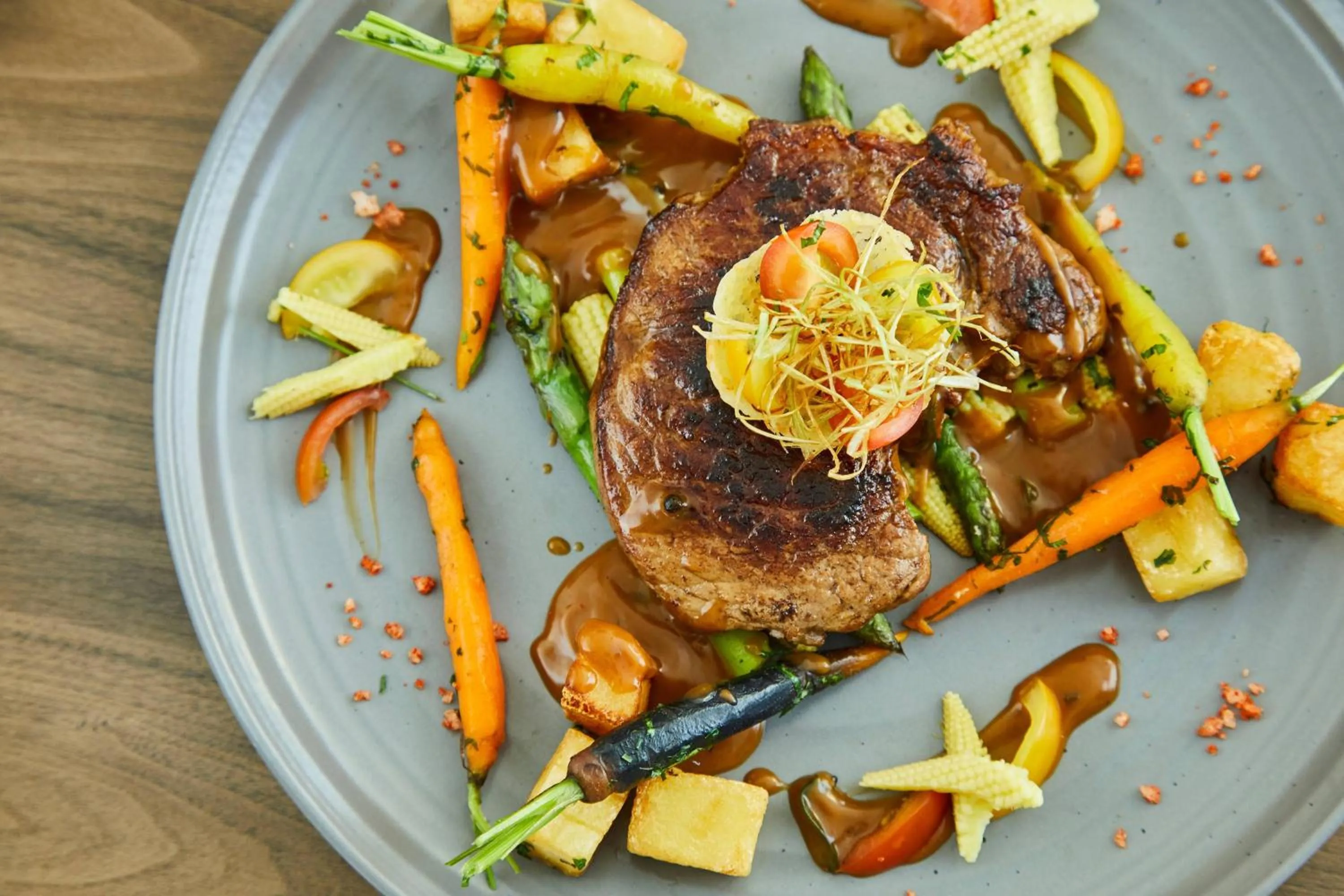 Lounge or bar in Courtyard by Marriott London Heathrow Airport