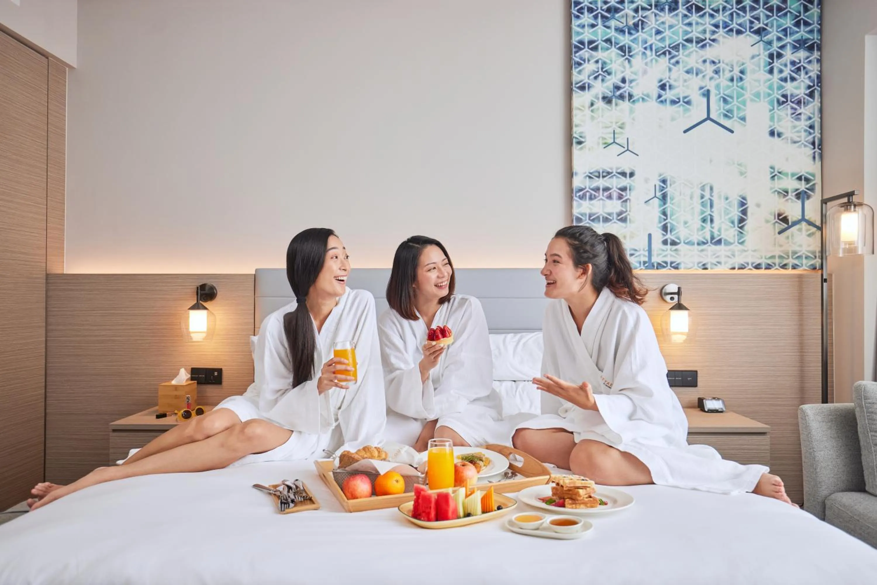 room service, Bed in Courtyard by Marriott Penang