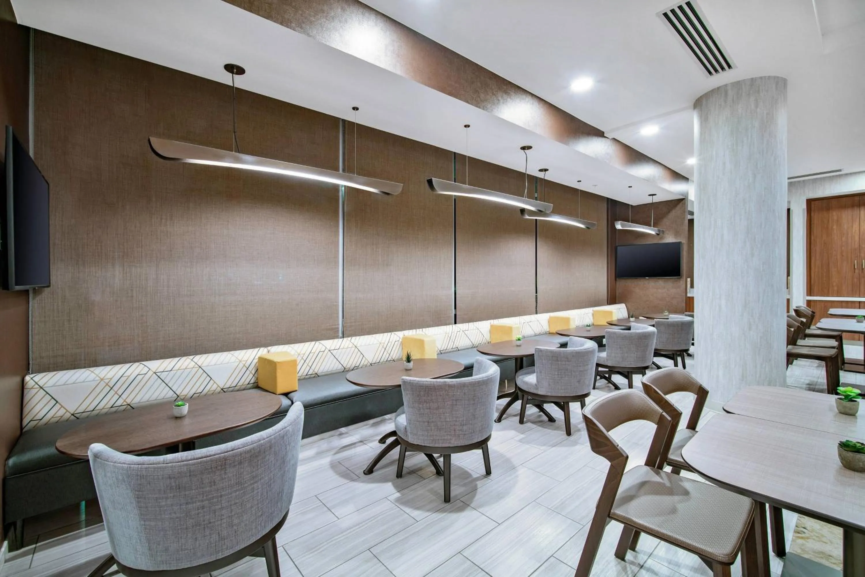 Restaurant/places to eat in SpringHill Suites by Marriott Phoenix Goodyear