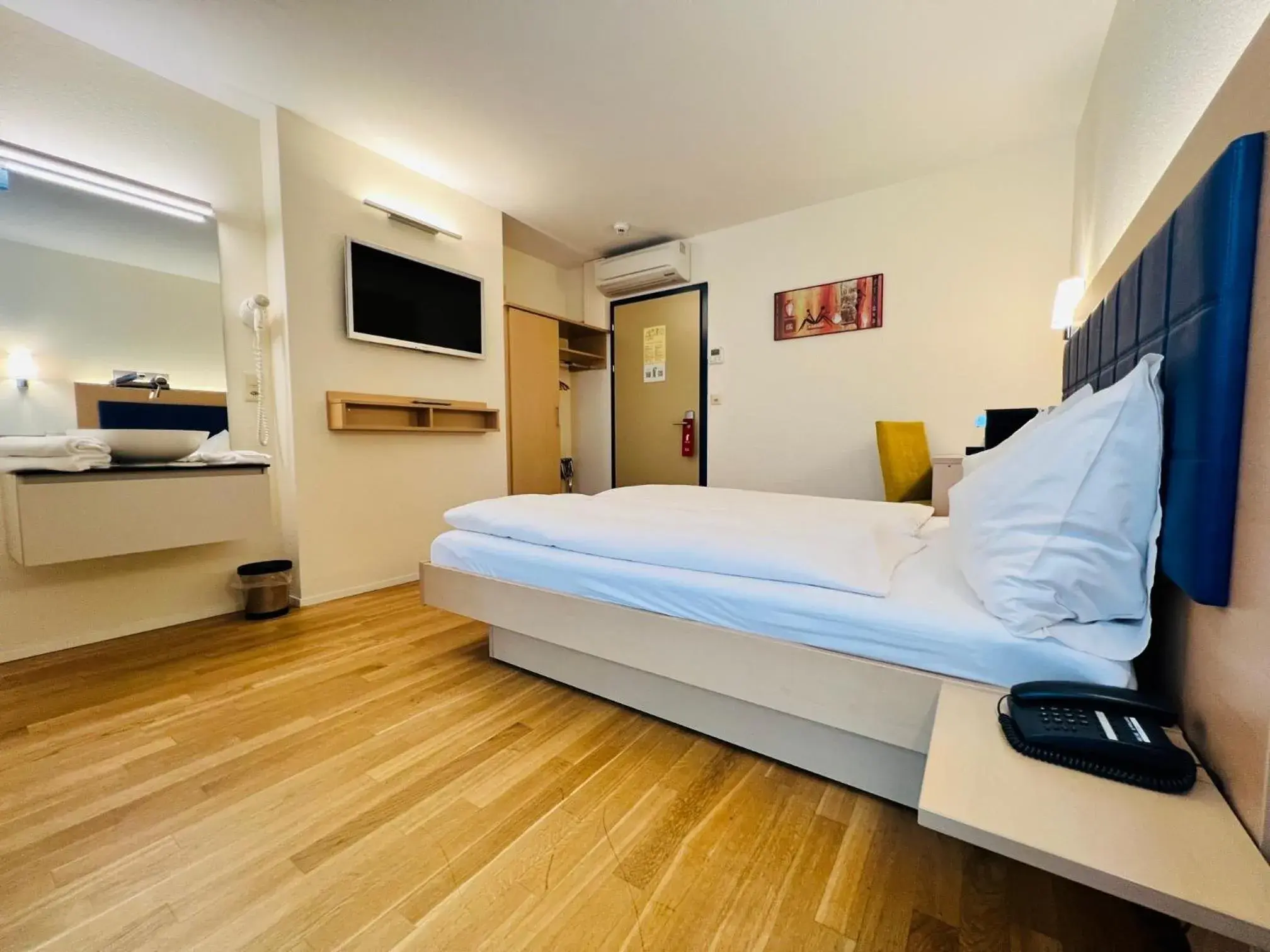 Photo of the whole room, Bed in Hotel Felmis Photo of the whole room, Bed in Hotel Felmis