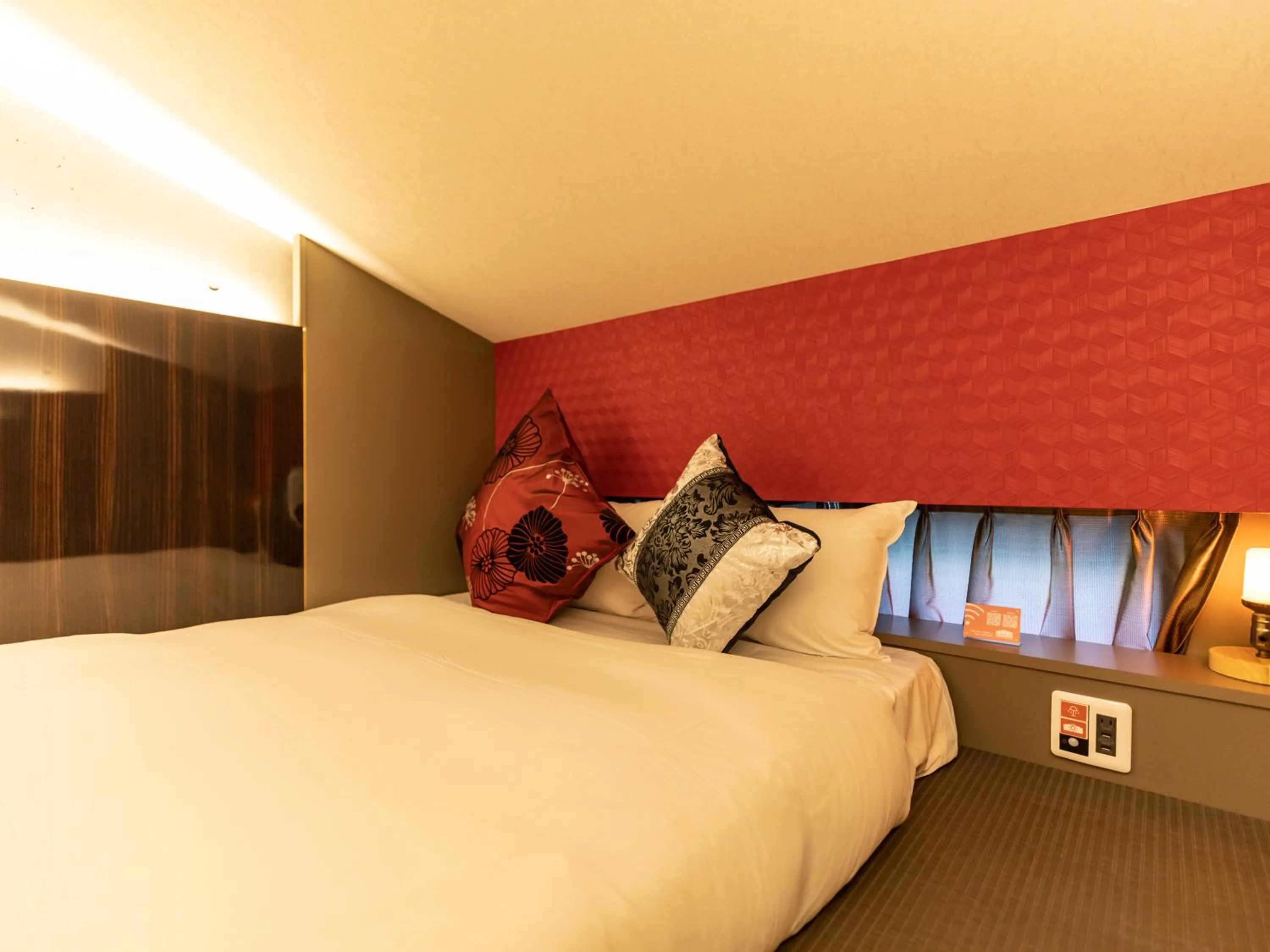 Bed in Hale Kyoto Tambaguchi Umekoji Park North