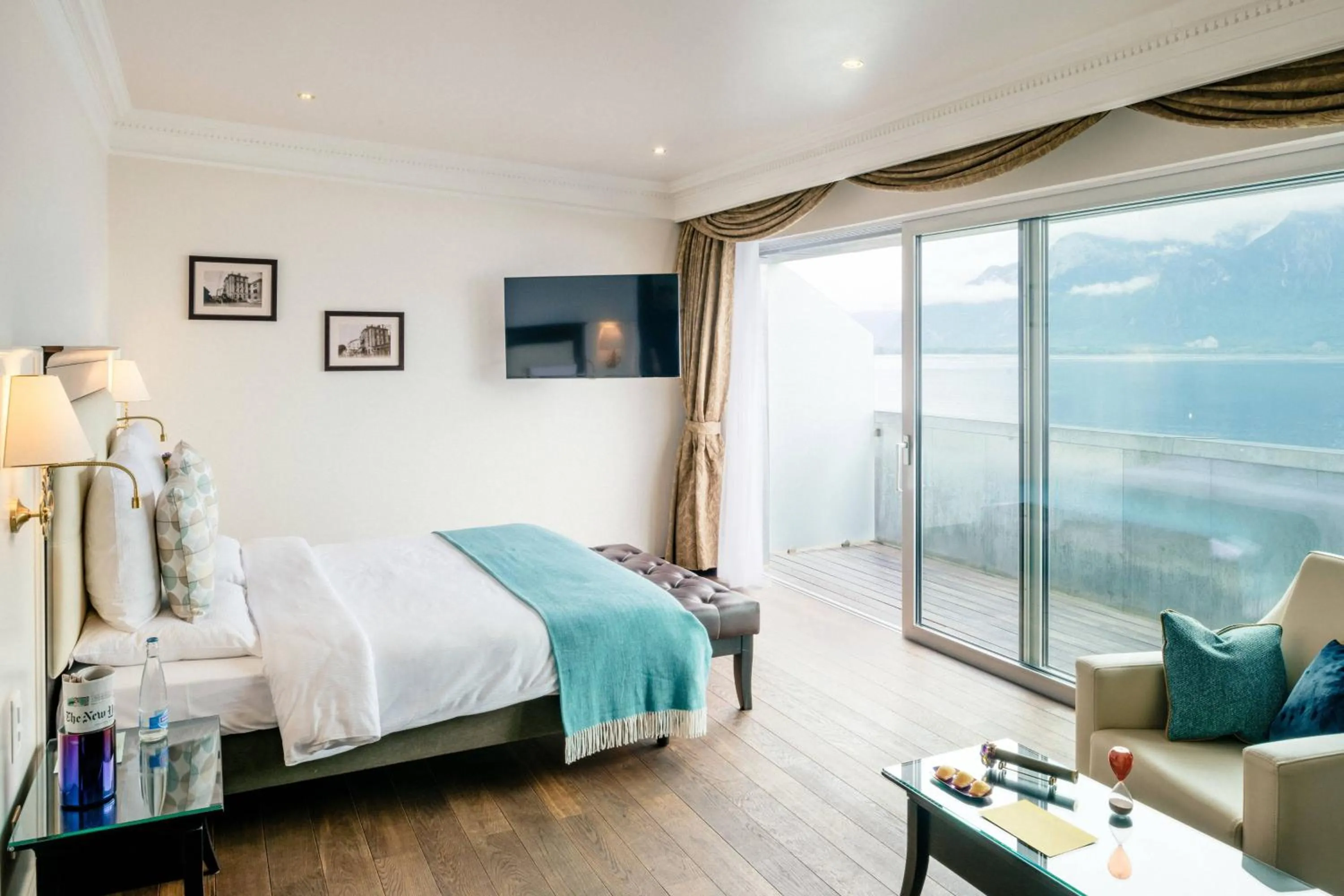 Photo of the whole room, Bed in Grand Hotel Suisse Majestic, Autograph Collection