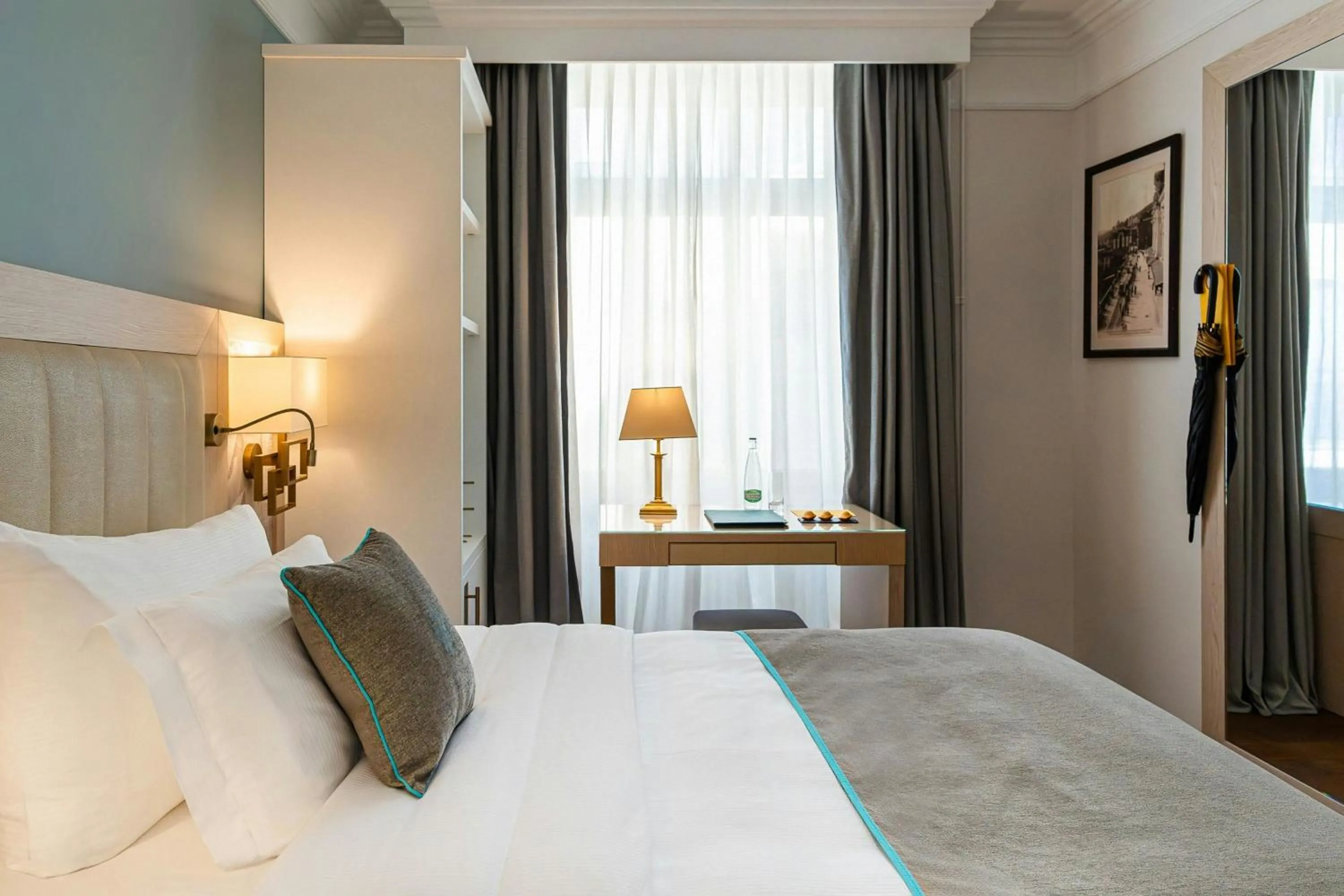 Photo of the whole room, Bed in Grand Hotel Suisse Majestic, Autograph Collection