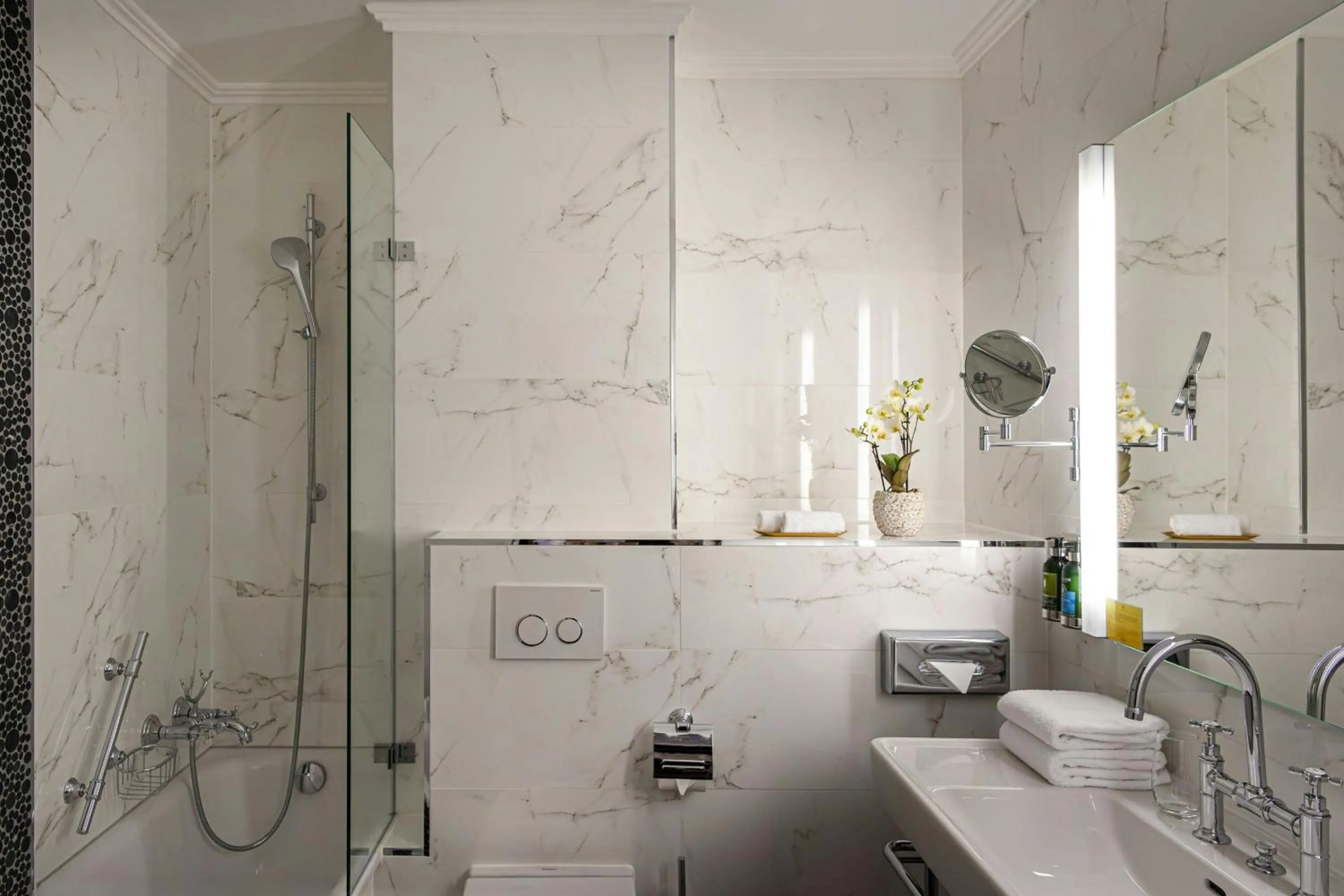 Bathroom in Grand Hotel Suisse Majestic, Autograph Collection