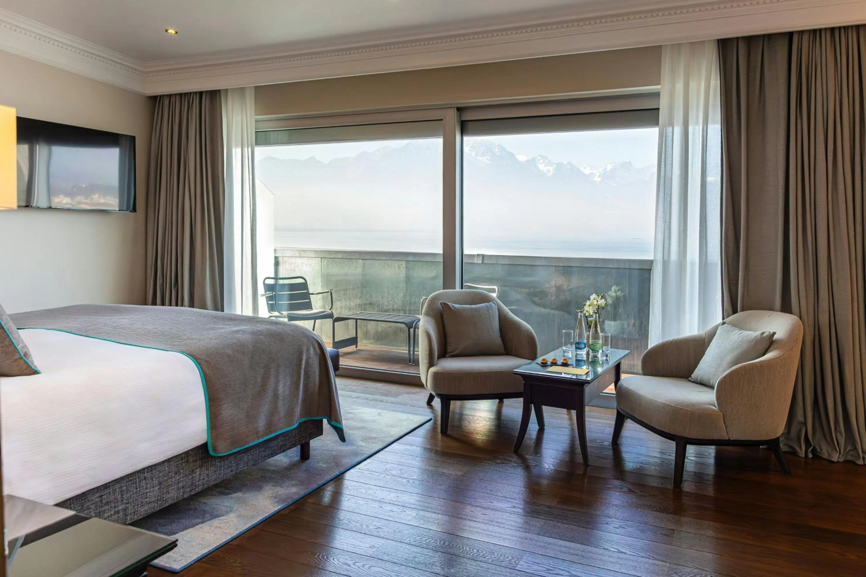 Photo of the whole room, Bed in Grand Hotel Suisse Majestic, Autograph Collection