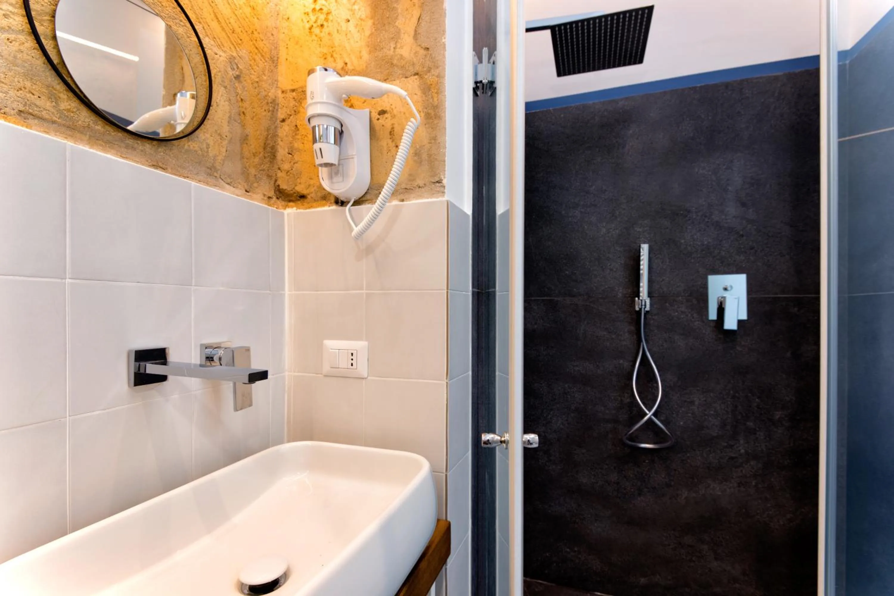 Shower in Maison Di Fiore B&B