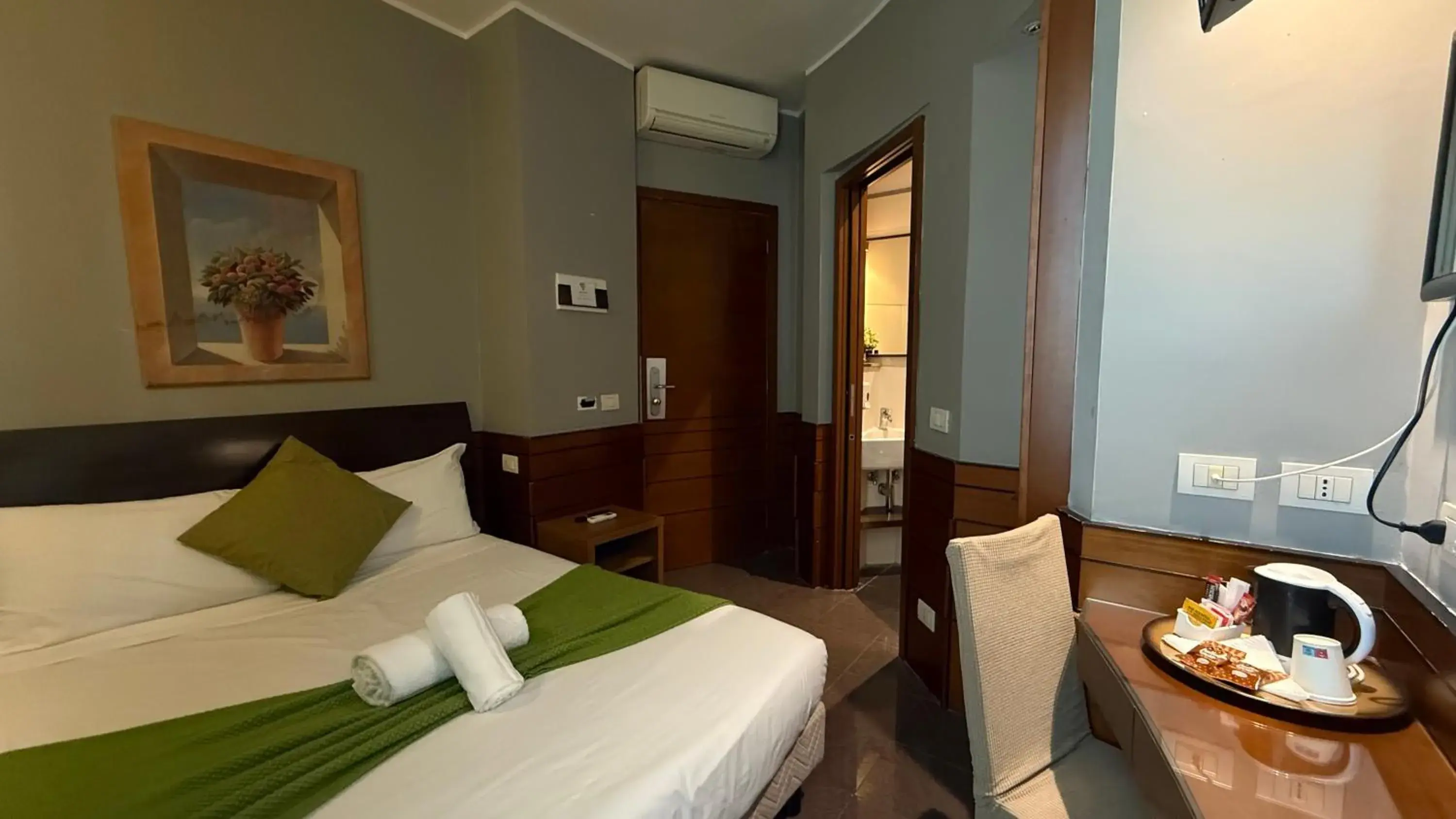 Photo of the whole room, Bed in Romalive Hotel Photo of the whole room, Bed in Romalive Hotel