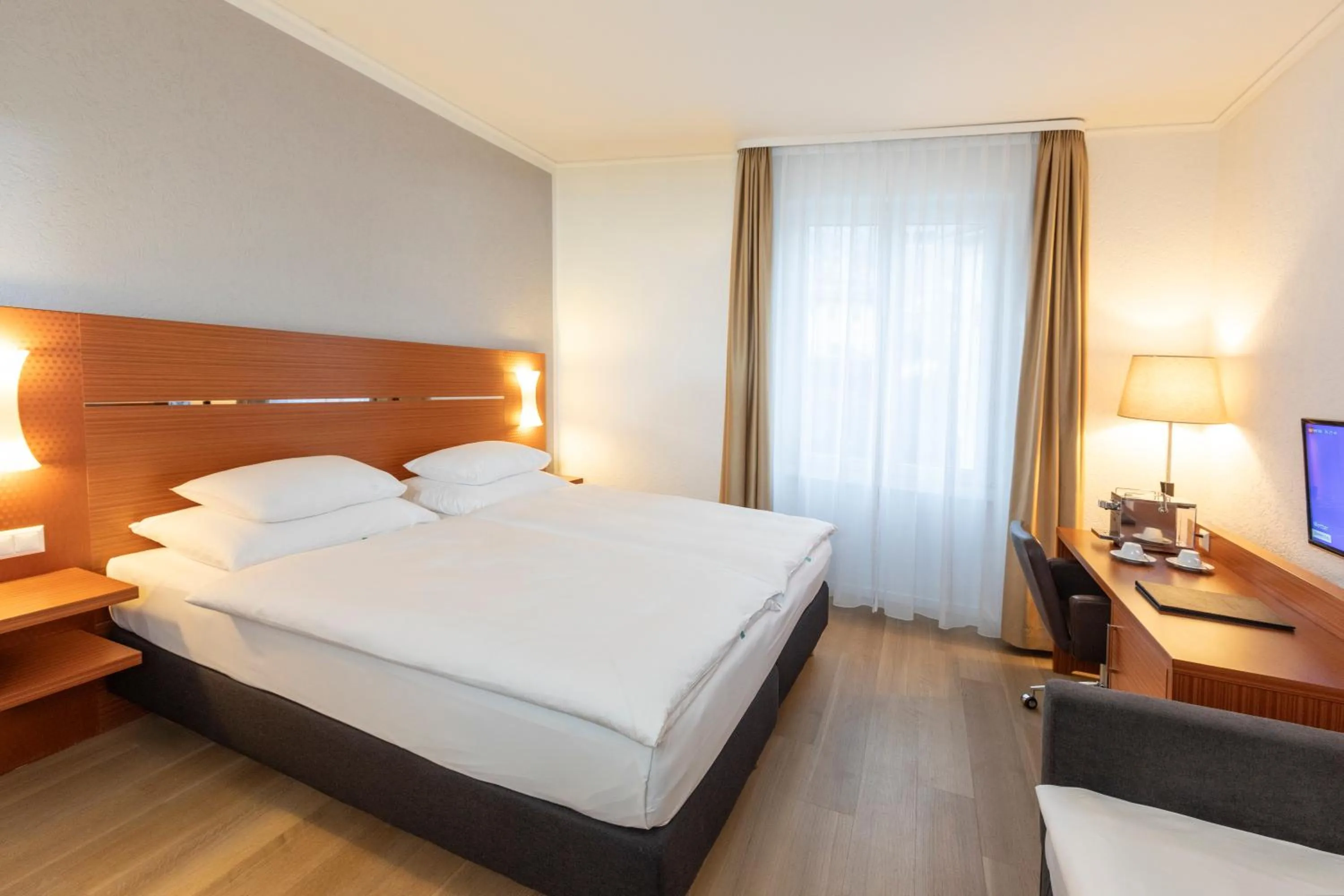 Photo of the whole room, Bed in Hotel la Palma au Lac