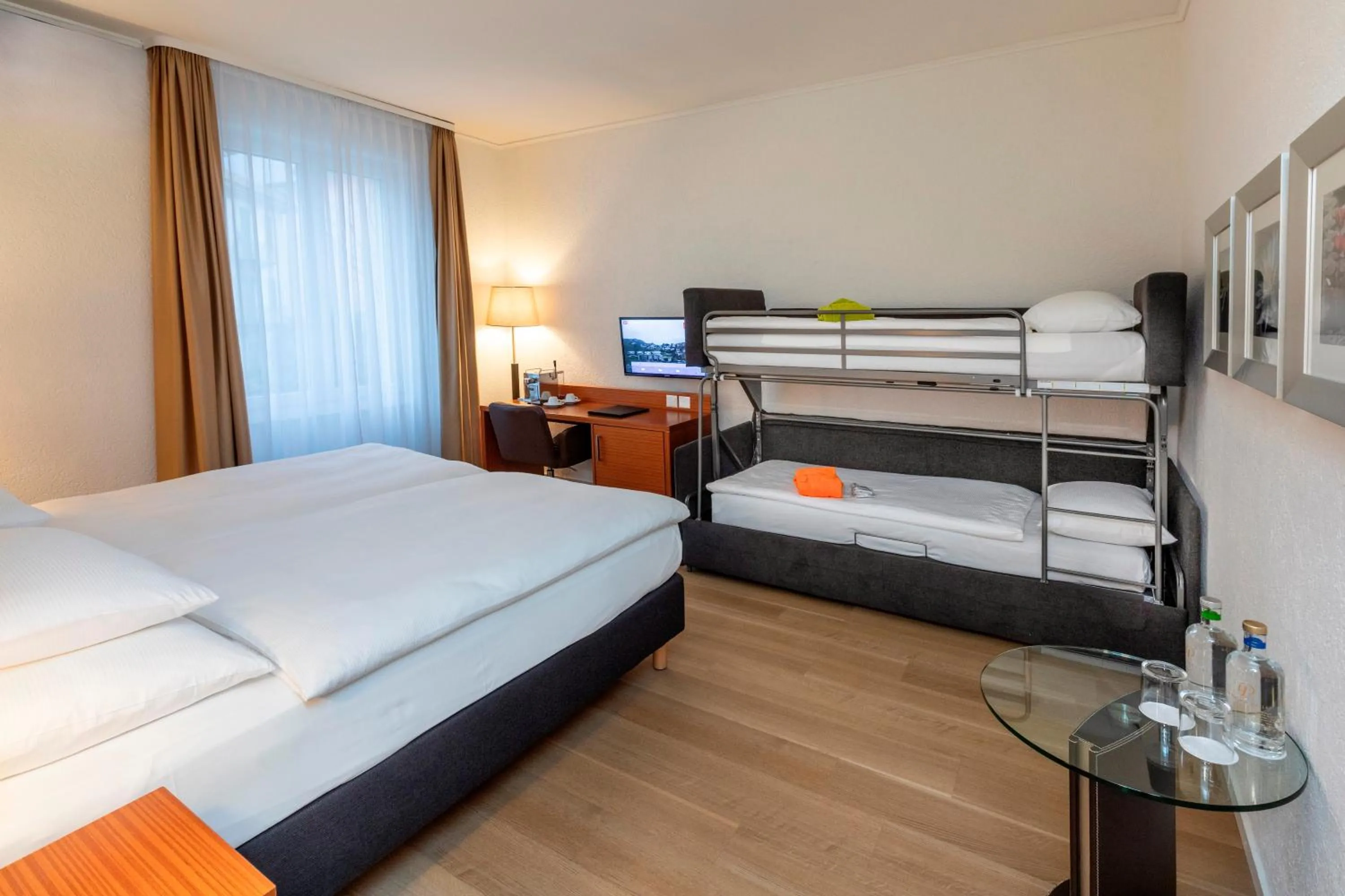 bunk bed, Bed in Hotel la Palma au Lac